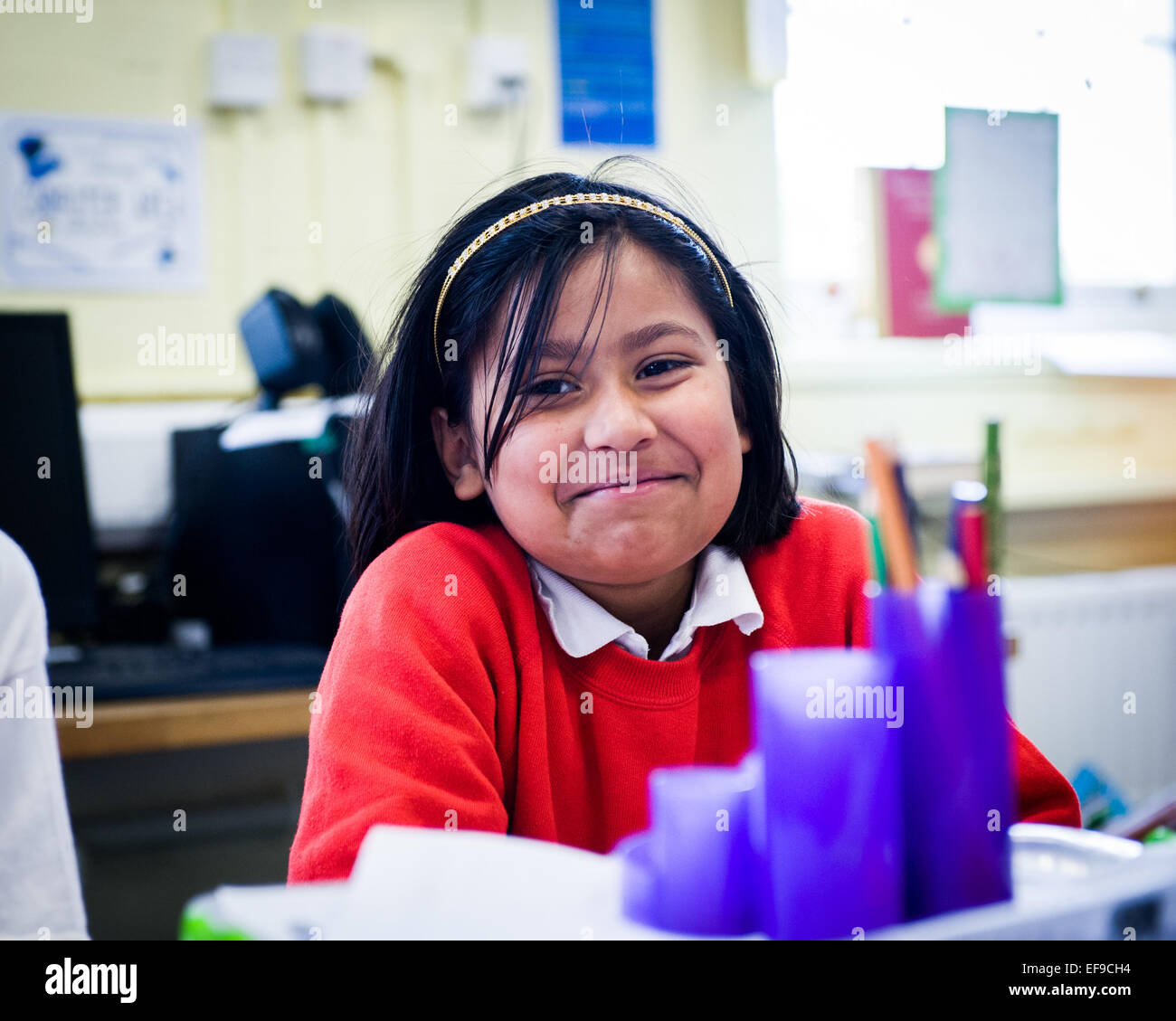 Girl smiling in class école primaire, Paddington Londres W2 Banque D'Images