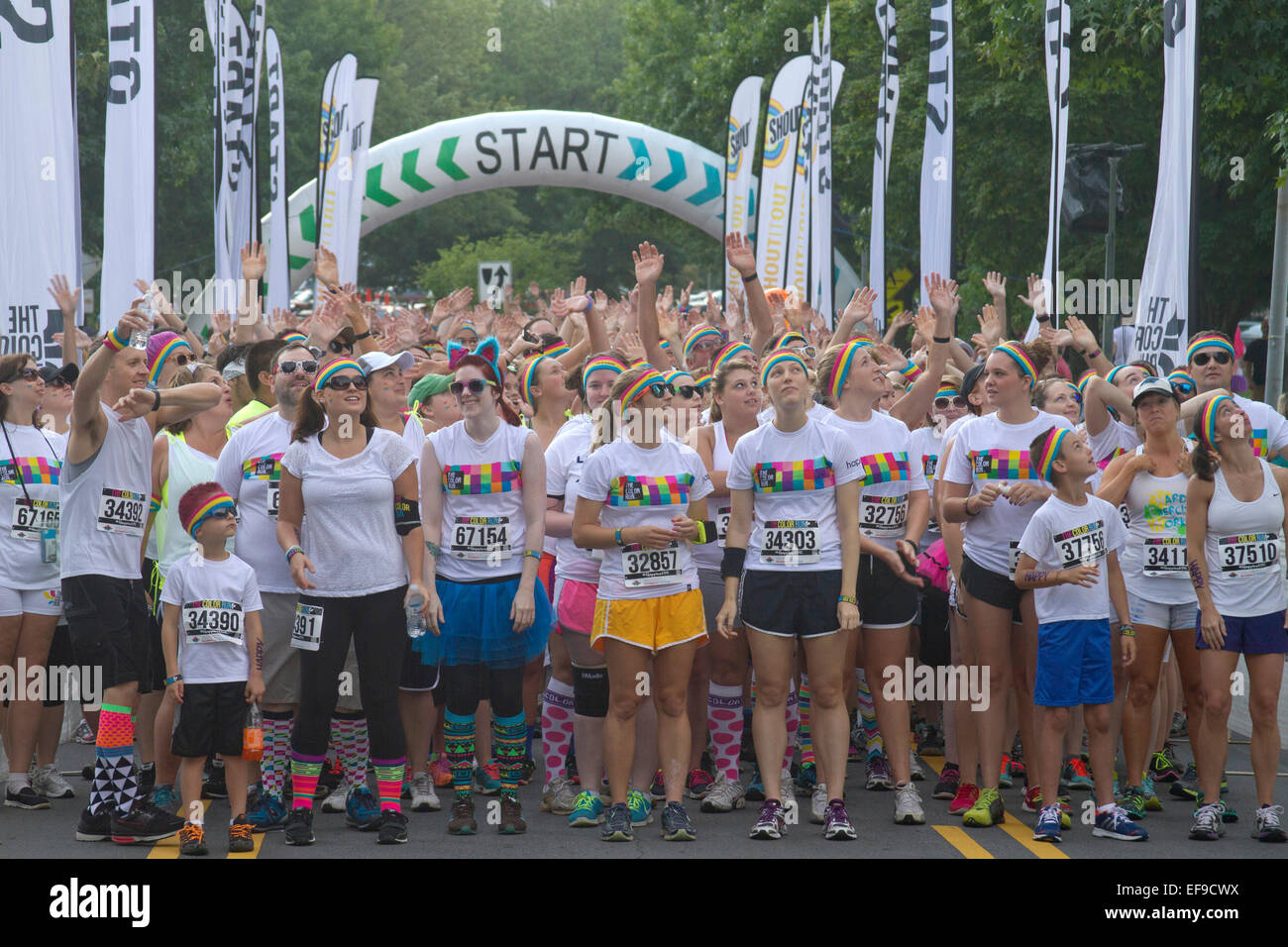 Color Run excité les participants attendent avec impatience sur la ligne de départ pour la course pour commencer à Asheville, NC Banque D'Images