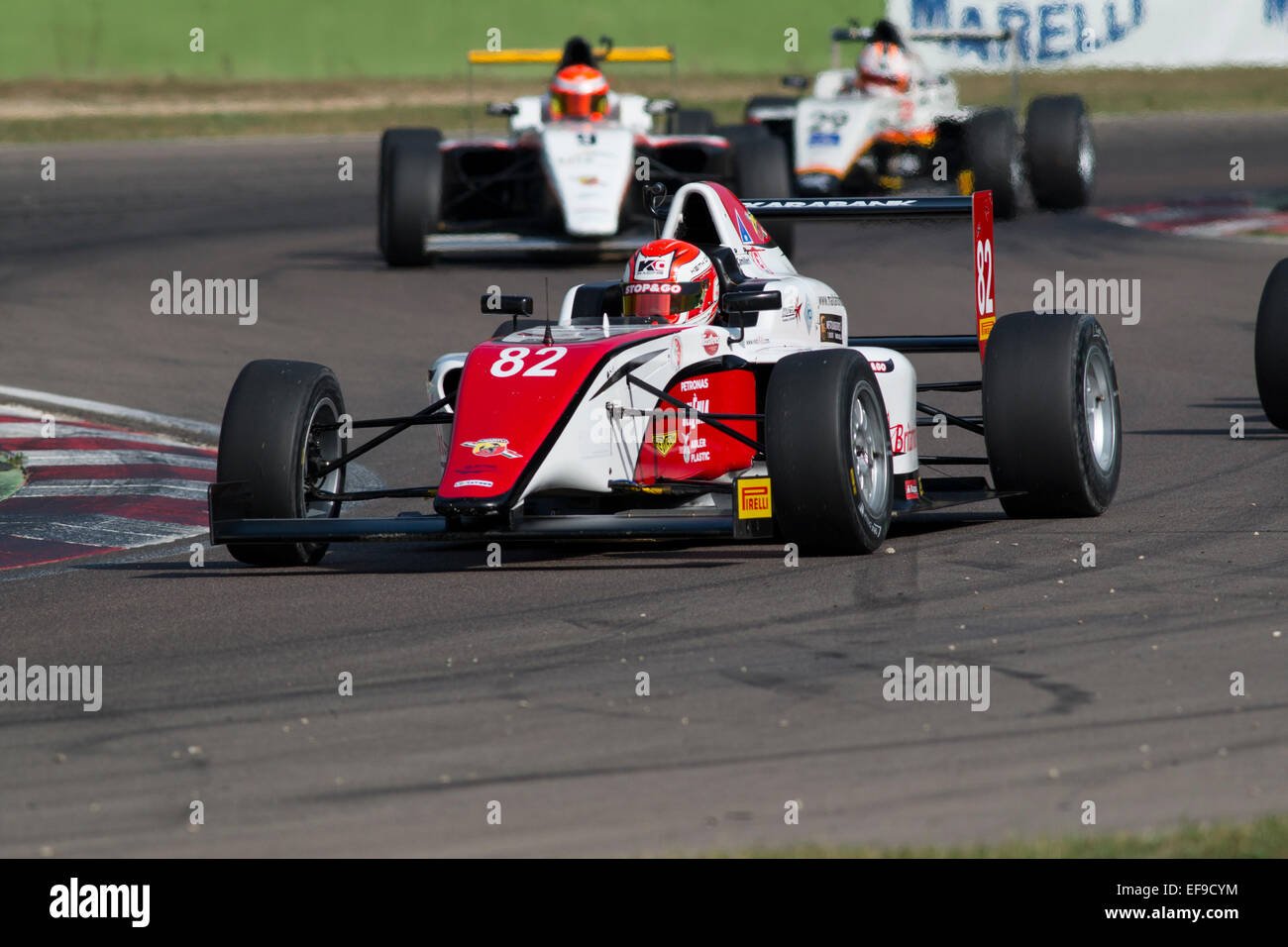 Imola, Italie - 11 octobre 2014 : Une Tatuus F.4 T014 Abarth de Malte Formula Racing team, conduite par Camilleri Keith (MLT), l'Italienne F4 Racing Championship le 11 octobre 2014 à Imola, Italie. Banque D'Images