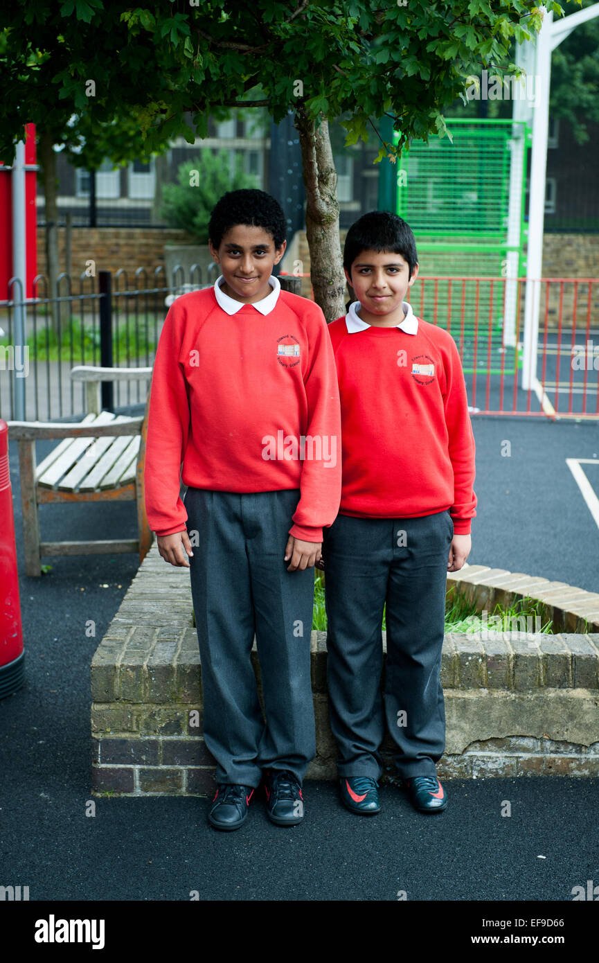 L'école primaire des garçons dans leurs uniformes scolaires Banque D'Images