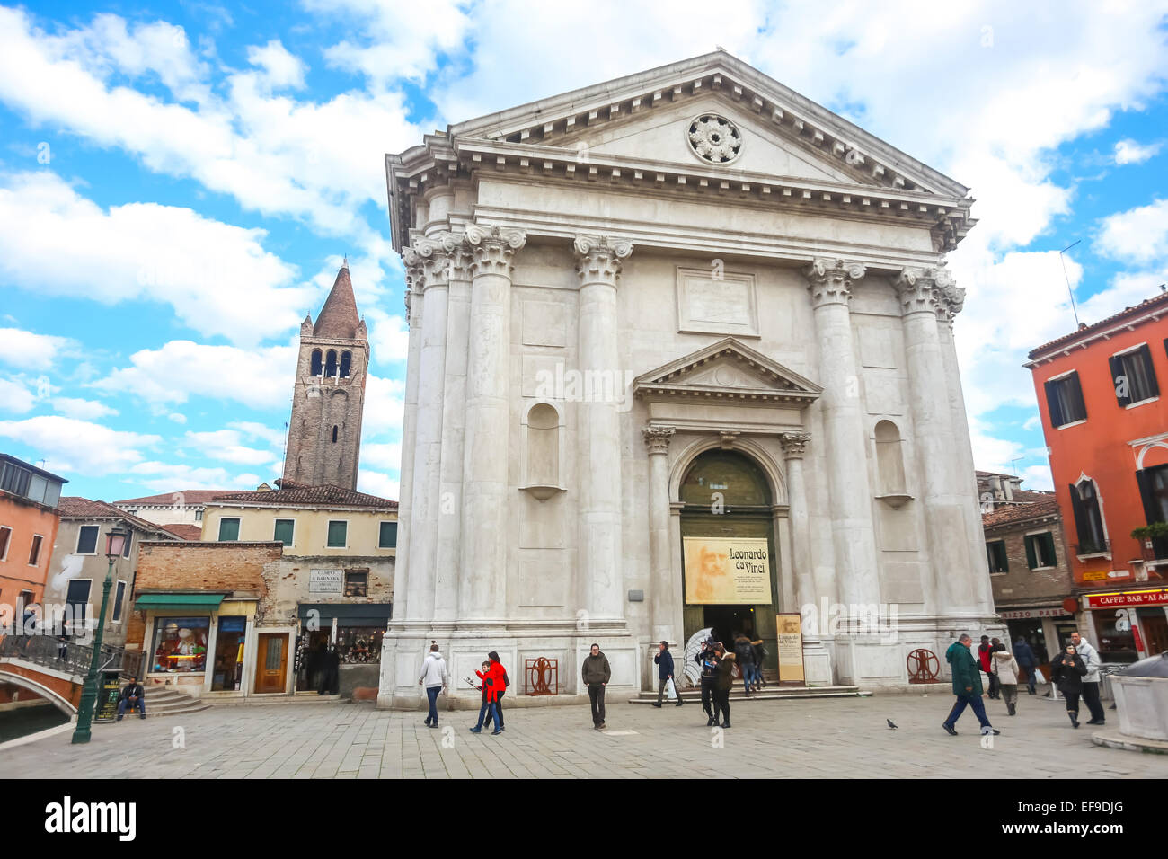 Personnes marchant sur la place Campo San Barnaba à côté de l'église San Barnaba di Venezia à Venise, Italie. Banque D'Images