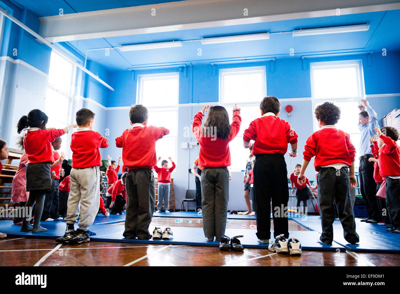 Classe de danse à Londres l'école primaire dirigée par professeur de ballet Banque D'Images