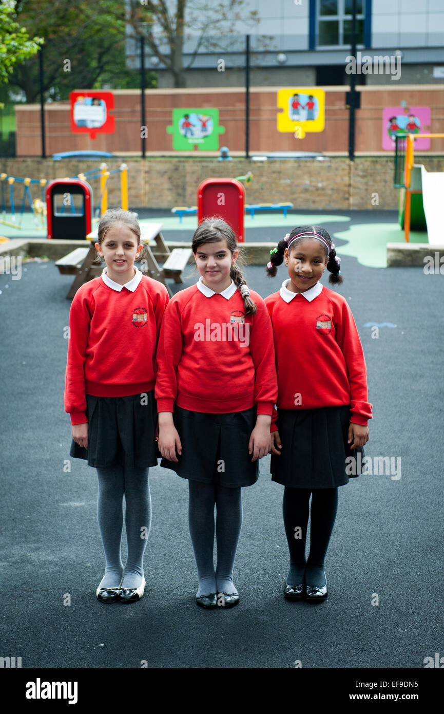 L'école primaire des filles dans leurs uniformes scolaires Banque D'Images