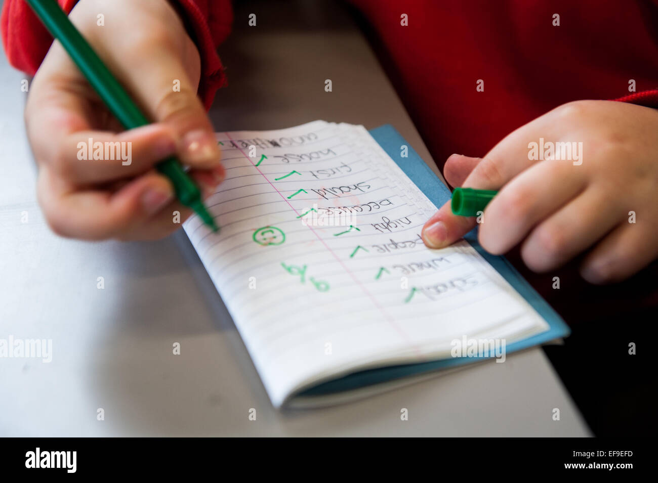 Travail des enfants et l'écriture dans les livres d'exercice en classe l'école primaire, Paddington Londres W2 Banque D'Images