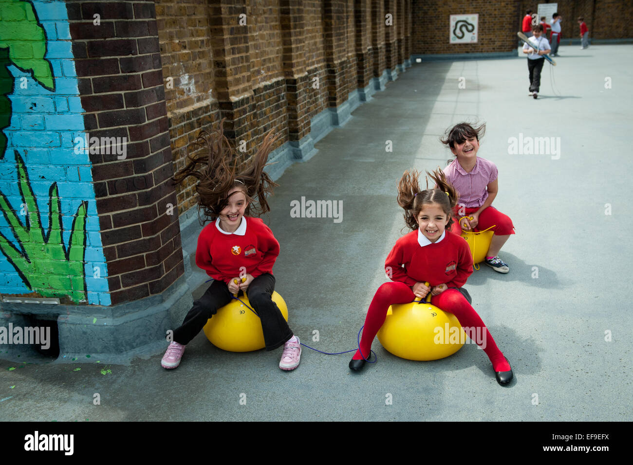 Les filles sur l'espace les trémies à midi à l'école les enseignants et les enfants de l'école primaire à l'école primaire Banque D'Images