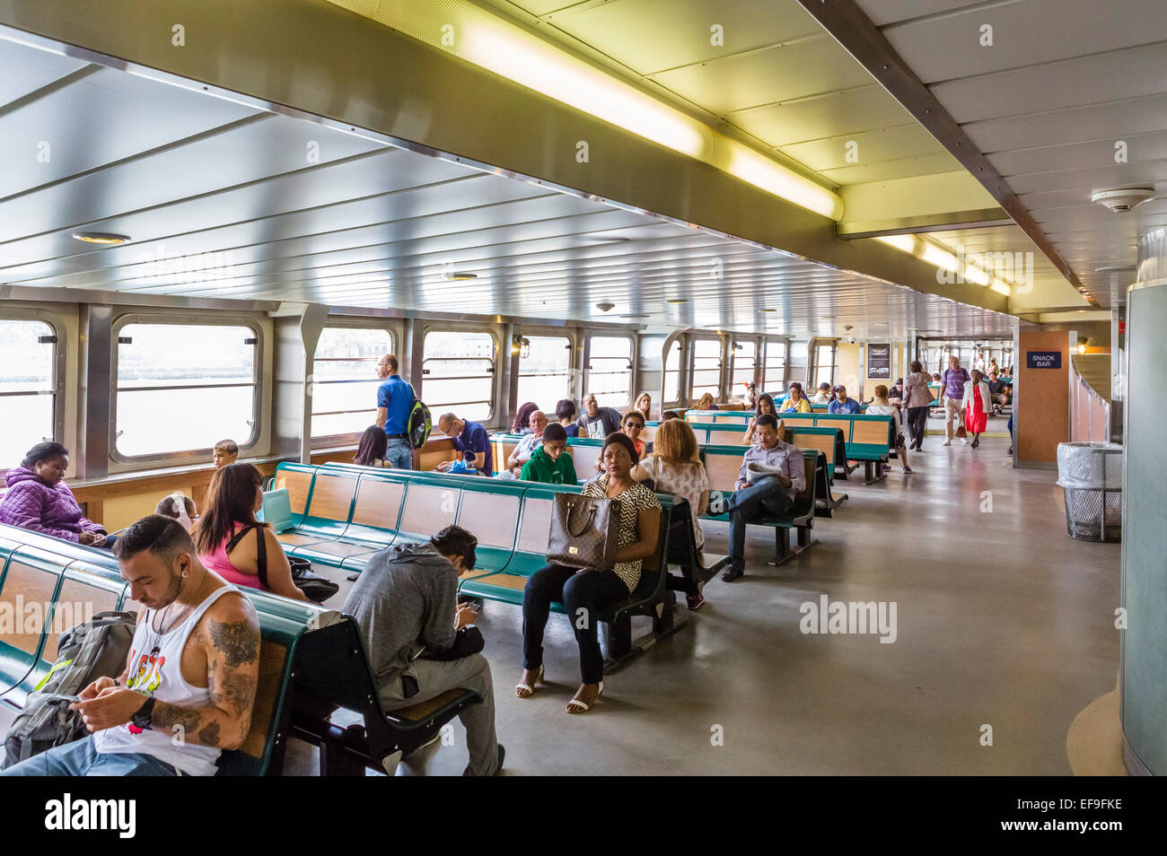 Les passagers à bord du ferry pour Staten Island, New York, NY, USA Banque D'Images