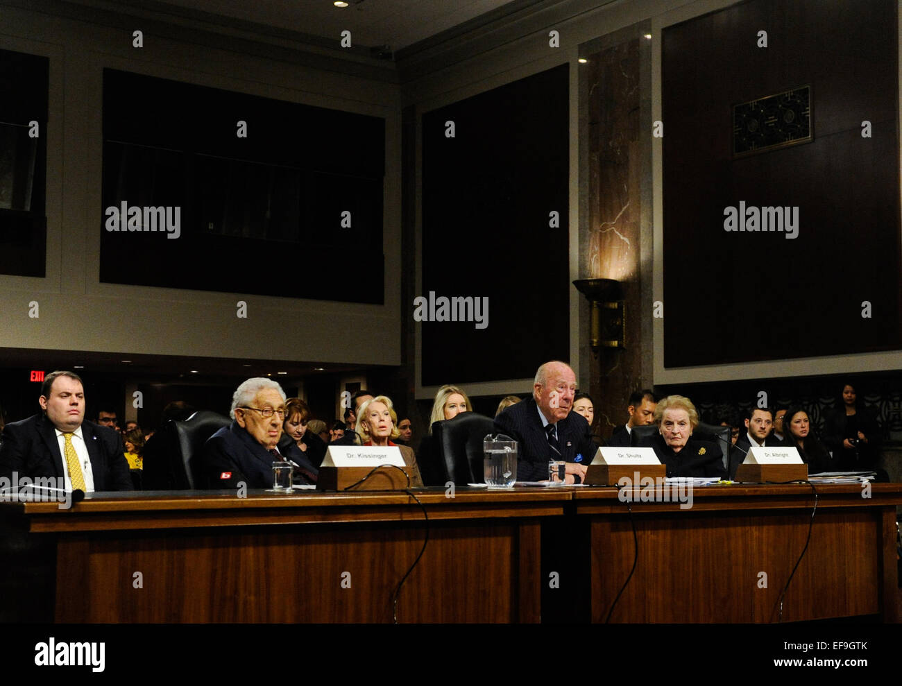 Washington, DC, USA. 29 janvier, 2015. L'ancien secrétaire d'État américain Henry Kissinger (2L), George P. Shultz (3L) et Madeleine Albright (4L) témoigner devant la Commission des forces armées du Sénat au cours d'une audition sur les défis mondiaux et la stratégie de sécurité nationale des États-Unis au Capitol Hill à Washington, DC, la capitale des États-Unis, le 29 janvier 2015. © Bao Dandan/Xinhua/Alamy Live News Banque D'Images