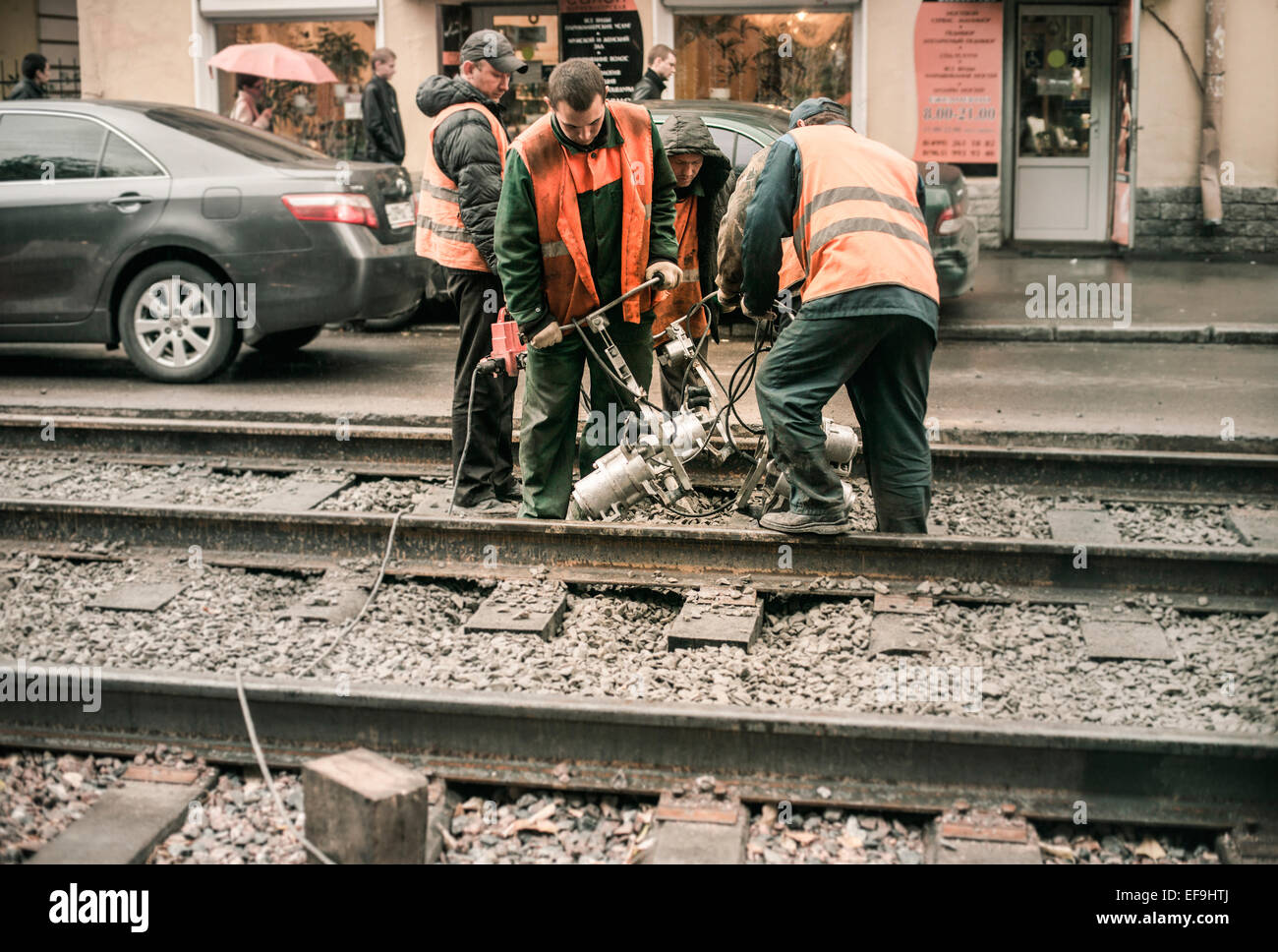 La réparation des travailleurs moyens-tram Banque D'Images