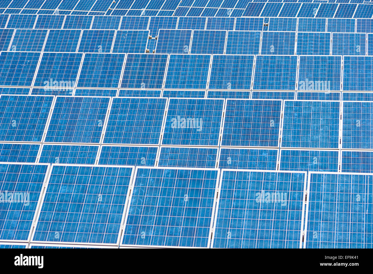 Panneaux à énergie solaire bleu Banque D'Images