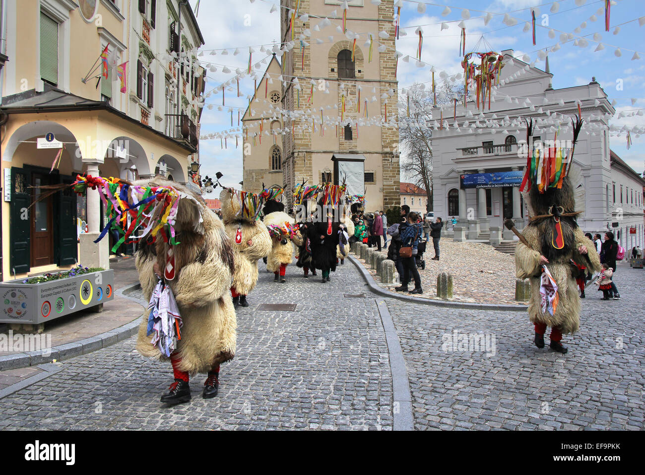 Ljubljana, Slovénie - 1 mars : Kurent slovène est vieux masque de carnaval traditionnel avec des cloches et habillé en fourrure. Ils chasser le w Banque D'Images