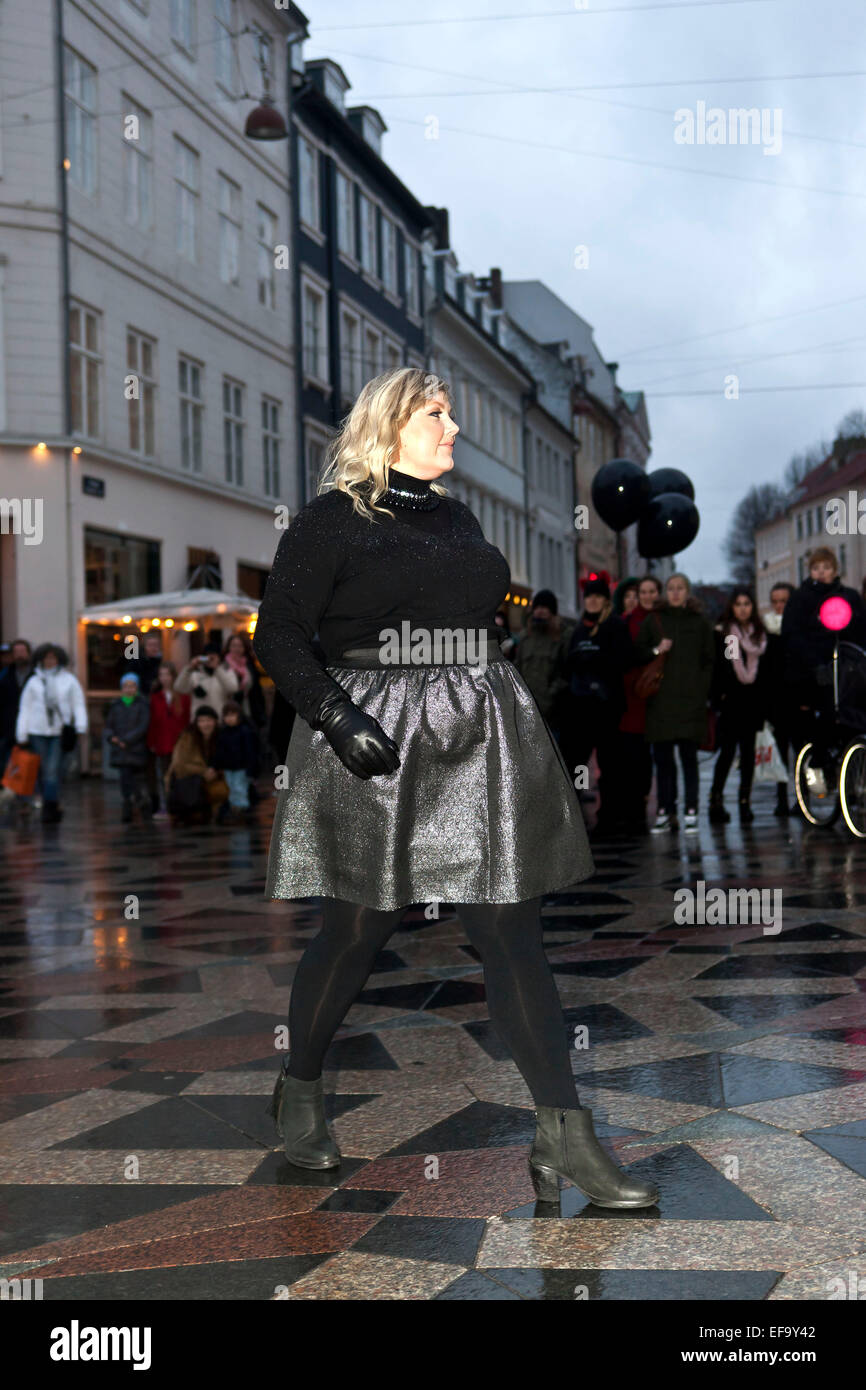 Copenhague, Danemark, le 29 janvier 2015 : CARMACOMA street-styled afficher dans la zone commerçante centrale de Copenhague. . L'événement était co-organisé avec l'Association nationale contre les Danois "trouble de l'alimentation" et fait partie de la Fashion Week de Copenhague, qui ouvre ses portes ce jeudi. La base CARMACOMA danois design fashion pour "la femme tout en courbes". Credit : OJPHOTOS/Alamy Live News Banque D'Images