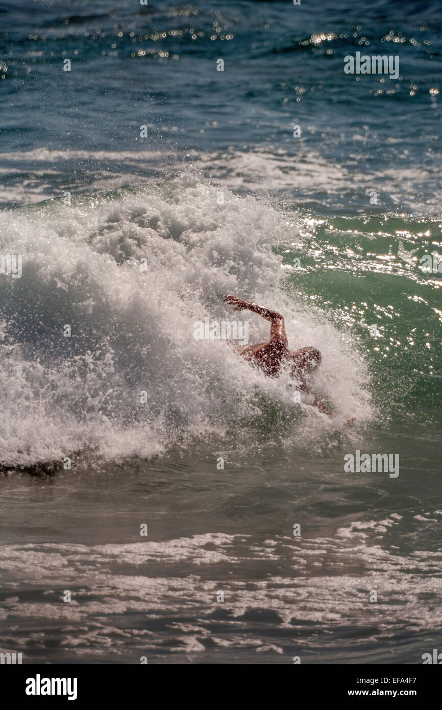 Surf lourd à marée haute engloutit un corps surfer à 'Le Coin' sur la péninsule de Balboa, Newport Beach, CA. Banque D'Images