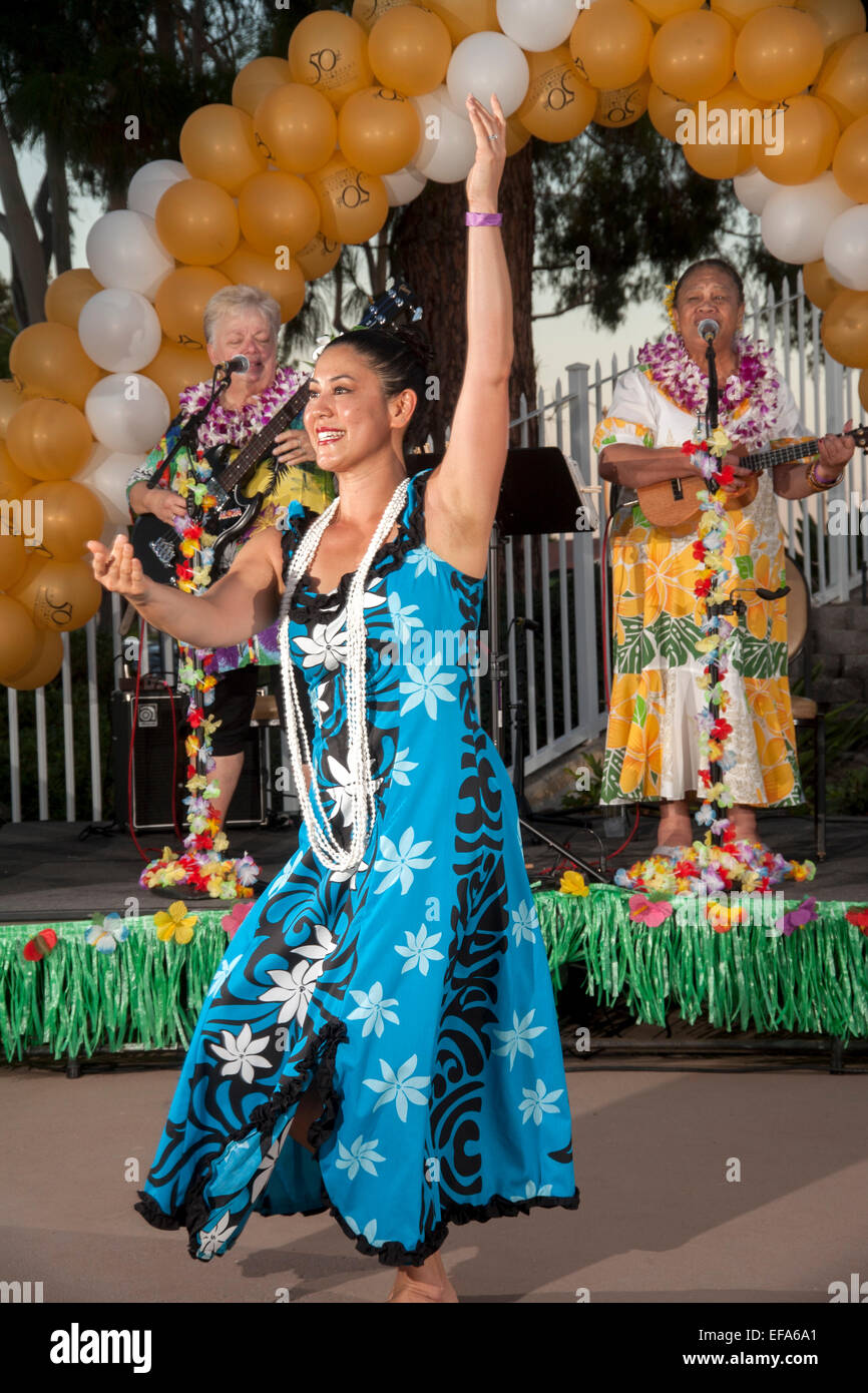 Une danseuse hawaïenne autochtone effectue la hula à une communauté de retraite festival à Laguna Woods, CA. Remarque musicien hawaiien en arrière-plan. Banque D'Images