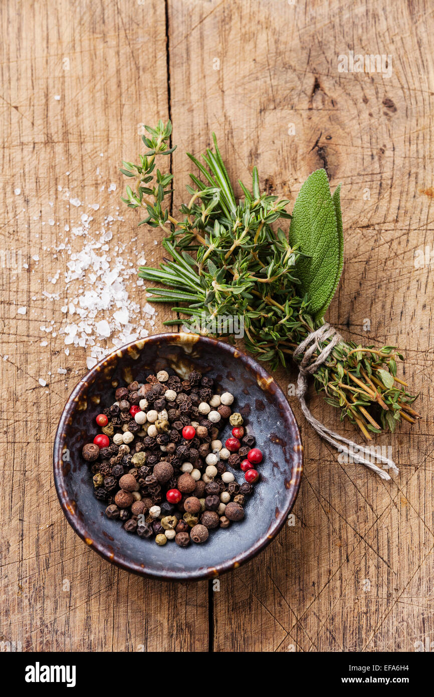 Pois Poivrons multicolores et herbes épicées sur fond de bois Banque D'Images