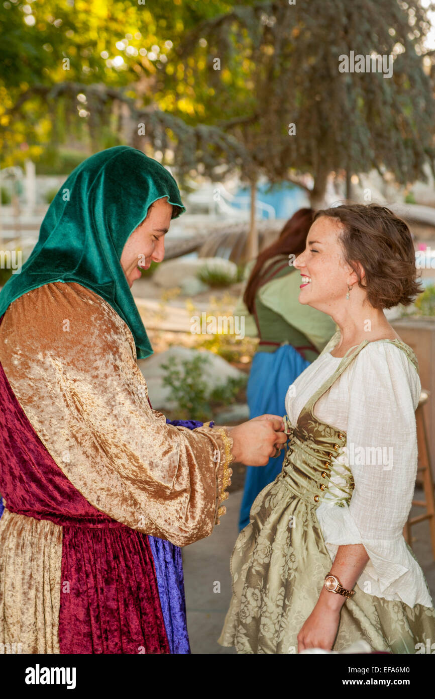 Deux acteurs shakespearien amateur don leurs costumes pour un spectacle en plein air dans la région de Laguna Hills, CA. Banque D'Images