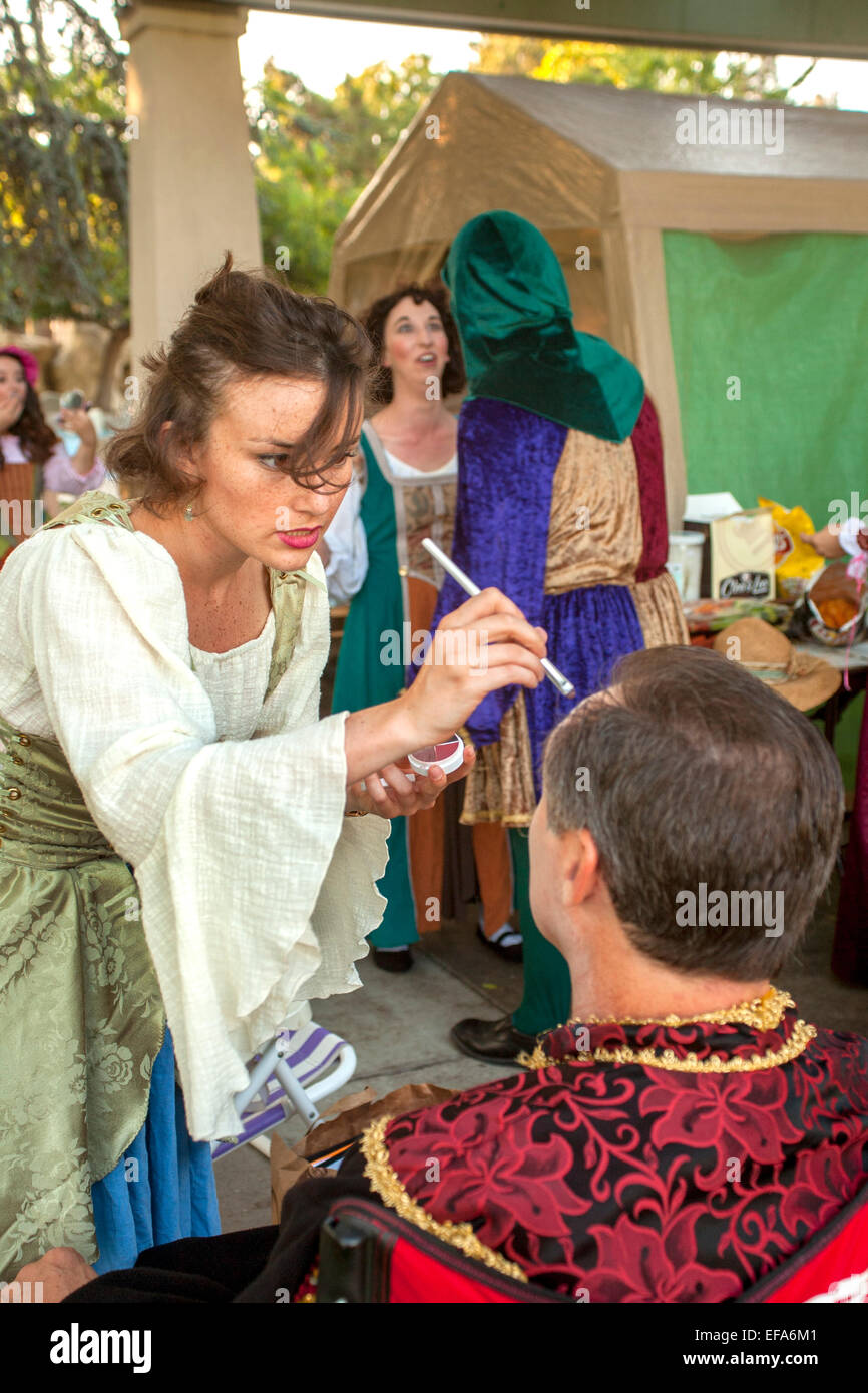 Deux acteurs shakespearien amateur don leur maquillage pour un spectacle en plein air dans la région de Laguna Hills, CA. Banque D'Images