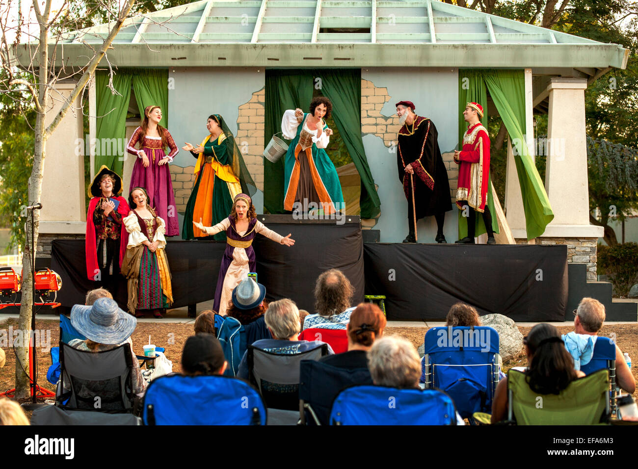 Acteurs shakespearien amateur scène un spectacle en plein air de "La Mégère apprivoisée" à Laguna Hills, CA. Public note en premier plan. Banque D'Images