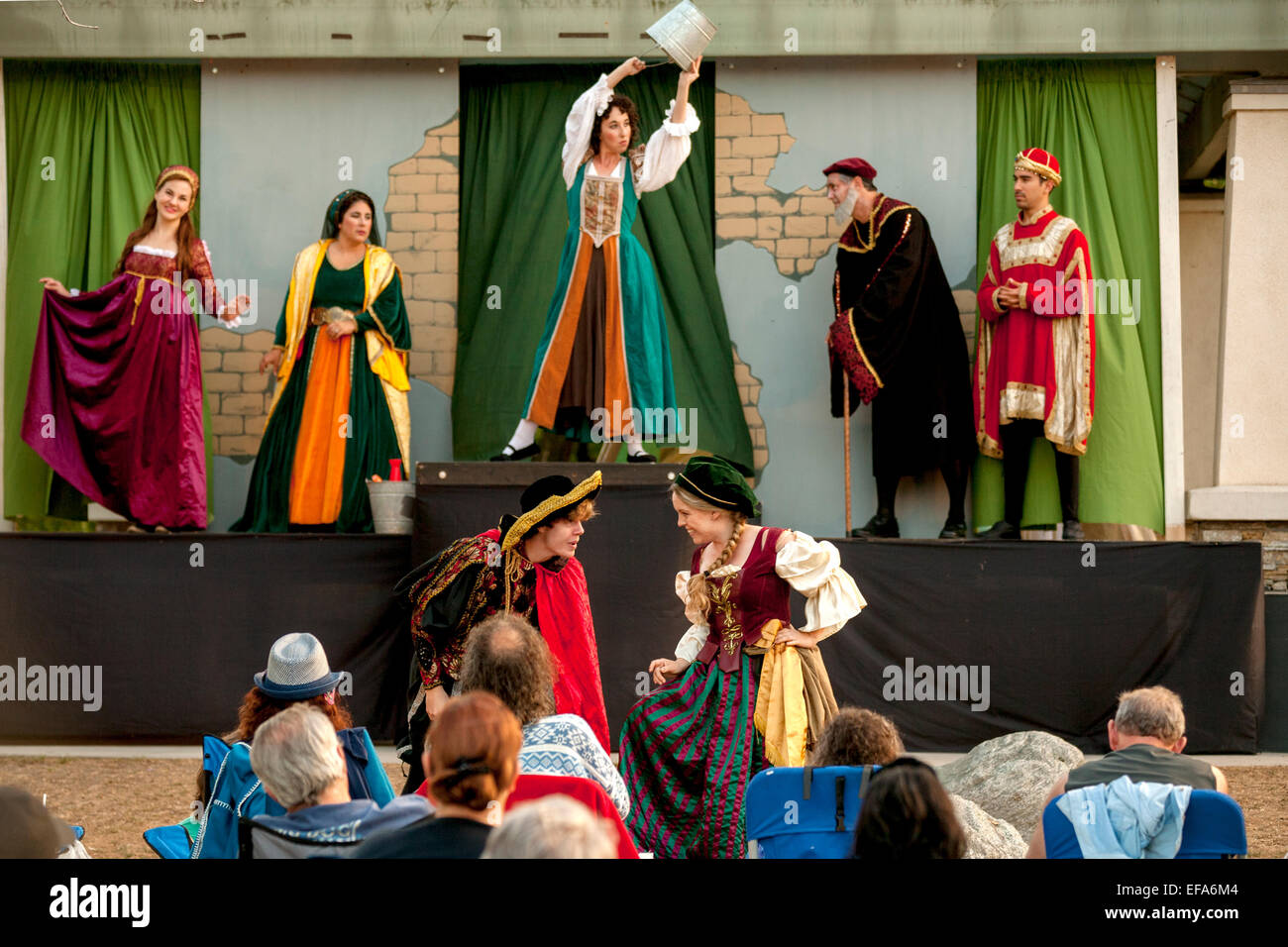 Acteurs shakespearien amateur scène un spectacle en plein air de "La Mégère apprivoisée" à Laguna Hills, CA. Public note en premier plan. Banque D'Images