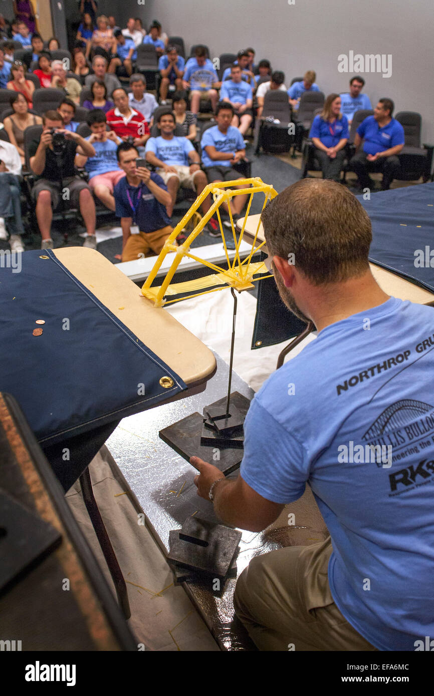 Professeur à l'université California State University Fullerton École d'ingénierie ajoute des poids pour un pont fait de spaghetti à déterminer son point de rupture à un concours pour choisir le meilleur bridge parrainé par l'Université Johns Hopkins. Remarque L'auditoire. Banque D'Images