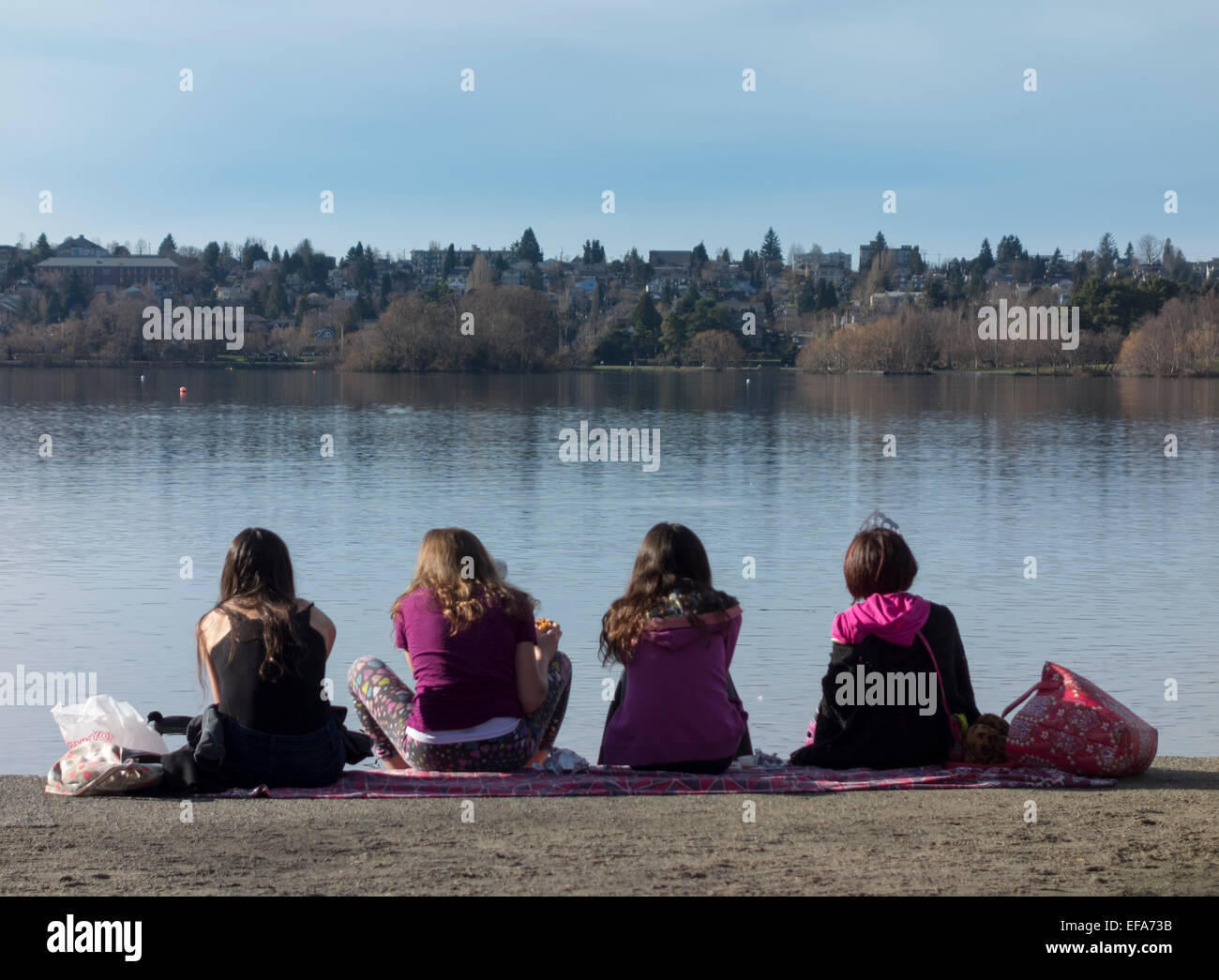 Quatre jeunes filles à la recherche sur Green Lake Park, Seattle, Washington State, USA Banque D'Images