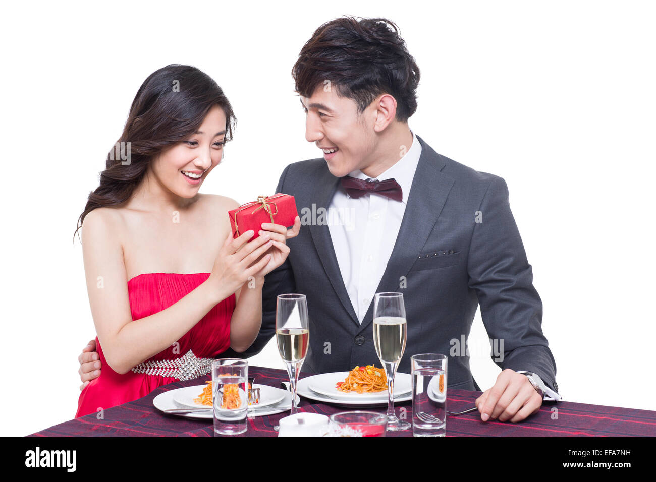 Jeune couple romantique dating in restaurant Banque D'Images