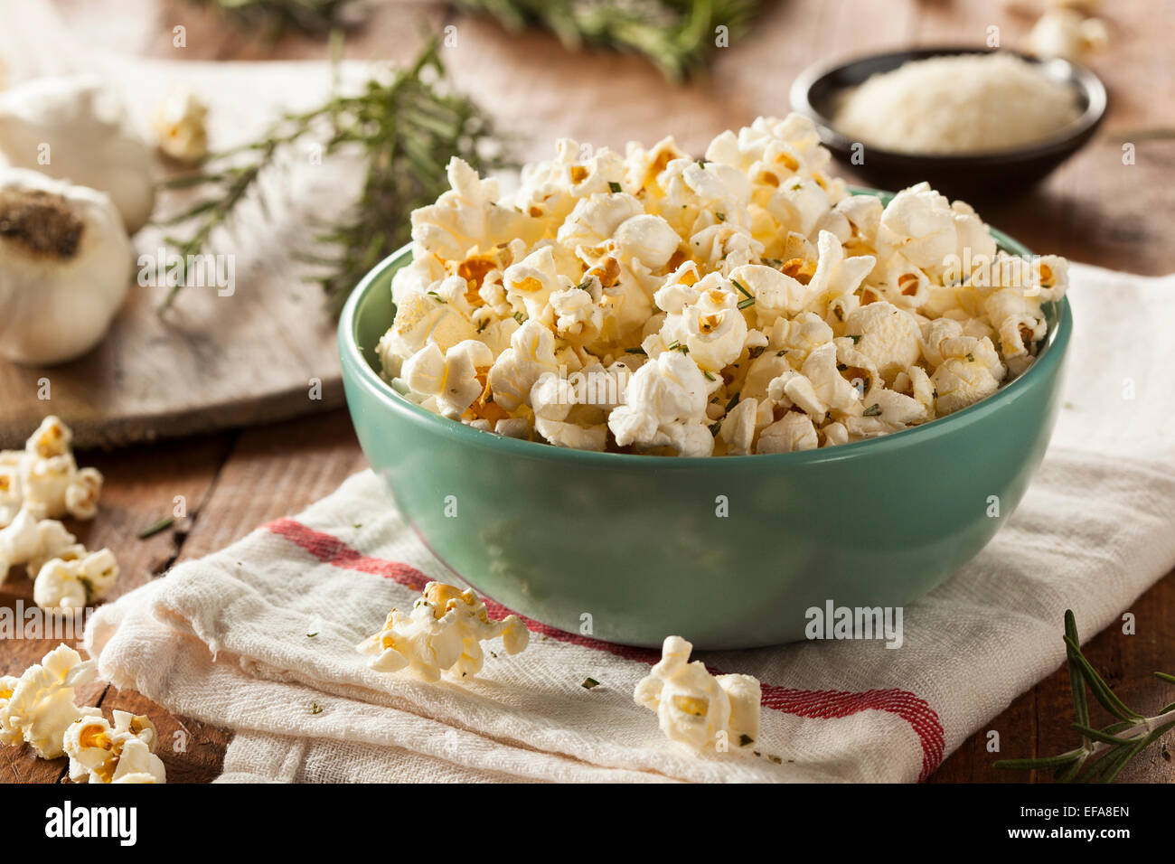 Rosemary Herb et faits maison dans un bol de maïs soufflé au fromage Banque D'Images