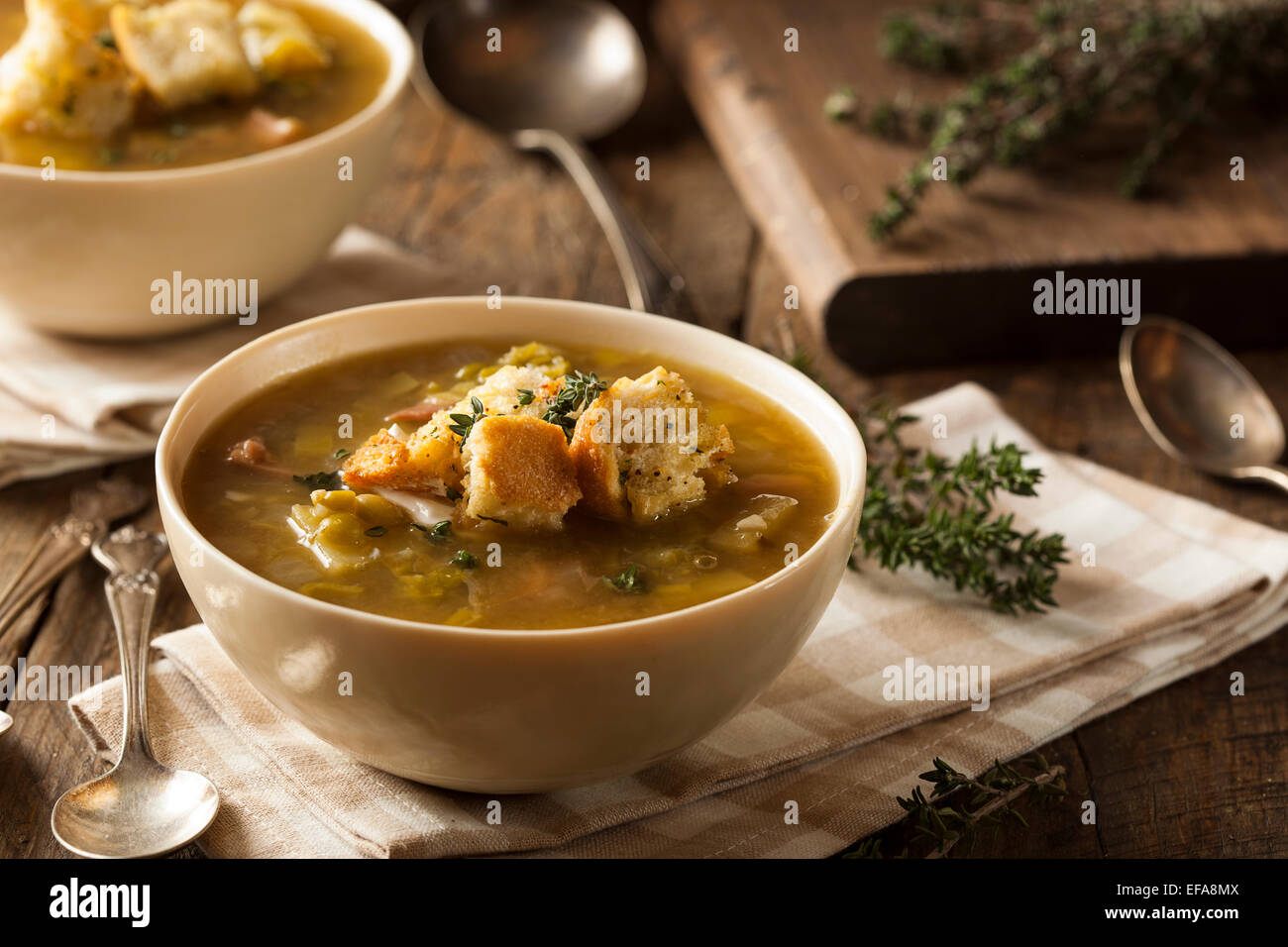 Split maison Soupe aux pois avec croûtons et de crème sure Banque D'Images