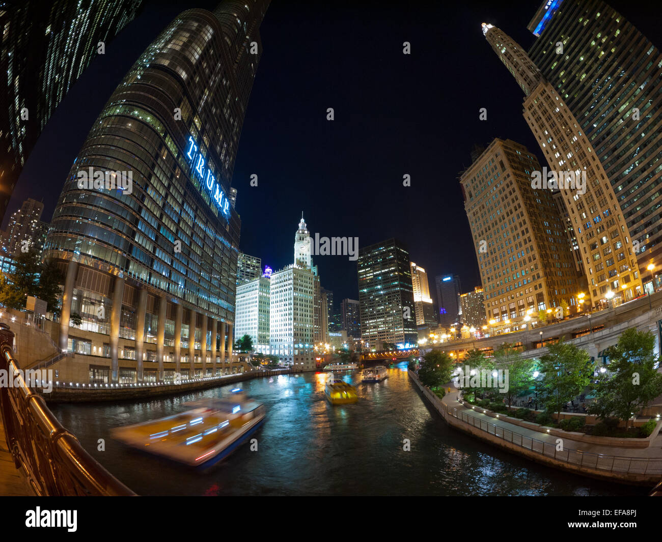 Une nuit, vue fisheye de la rivière Chicago, bateaux de rivière et d'imposants gratte-ciel, vu de la Wabash Avenue Bridge. Banque D'Images