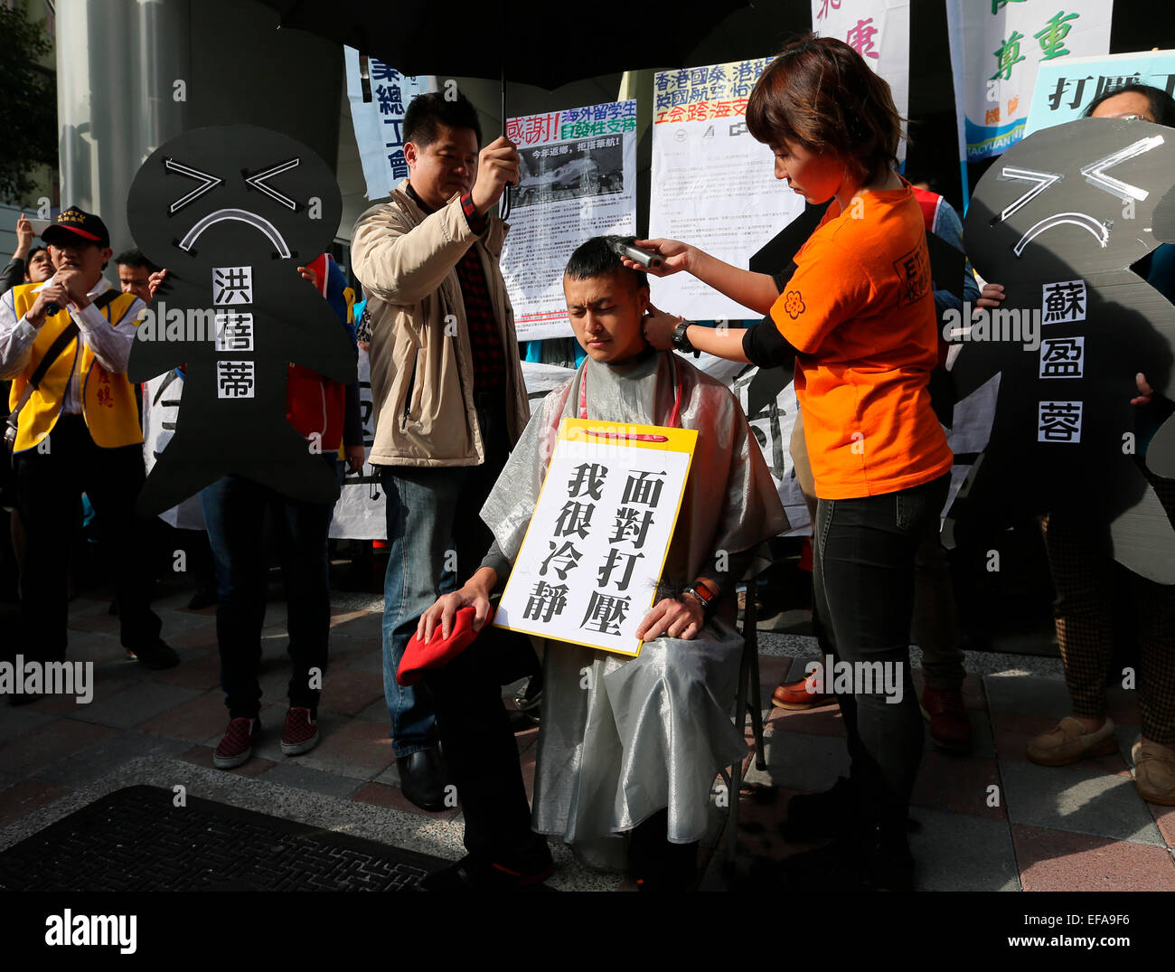 Le pilote qui assiste à l'Union européenne protestent et sont punis par la Chine airline couper ses cheveux pour protester contre la Chine Airlines Group's vengeance rancune à Taipei, Taiwan, Chine, le 29 janvier, 2015 Banque D'Images