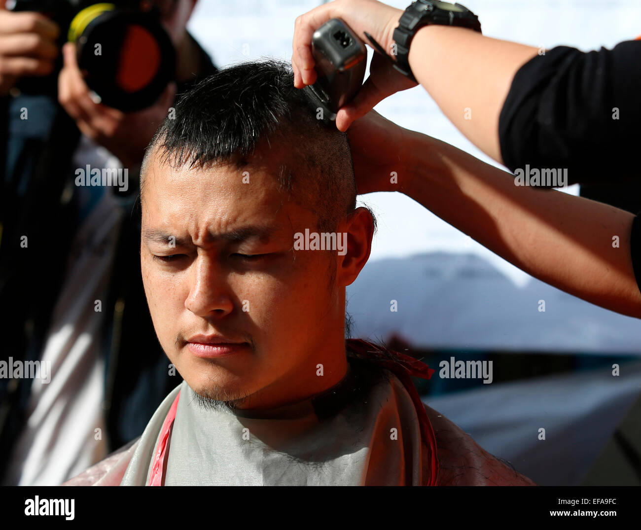 Le pilote qui assiste à l'Union européenne protestent et sont punis par la Chine airline couper ses cheveux pour protester contre la Chine Airlines Group's vengeance rancune à Taipei, Taiwan, Chine, le 29 janvier, 2015 Banque D'Images