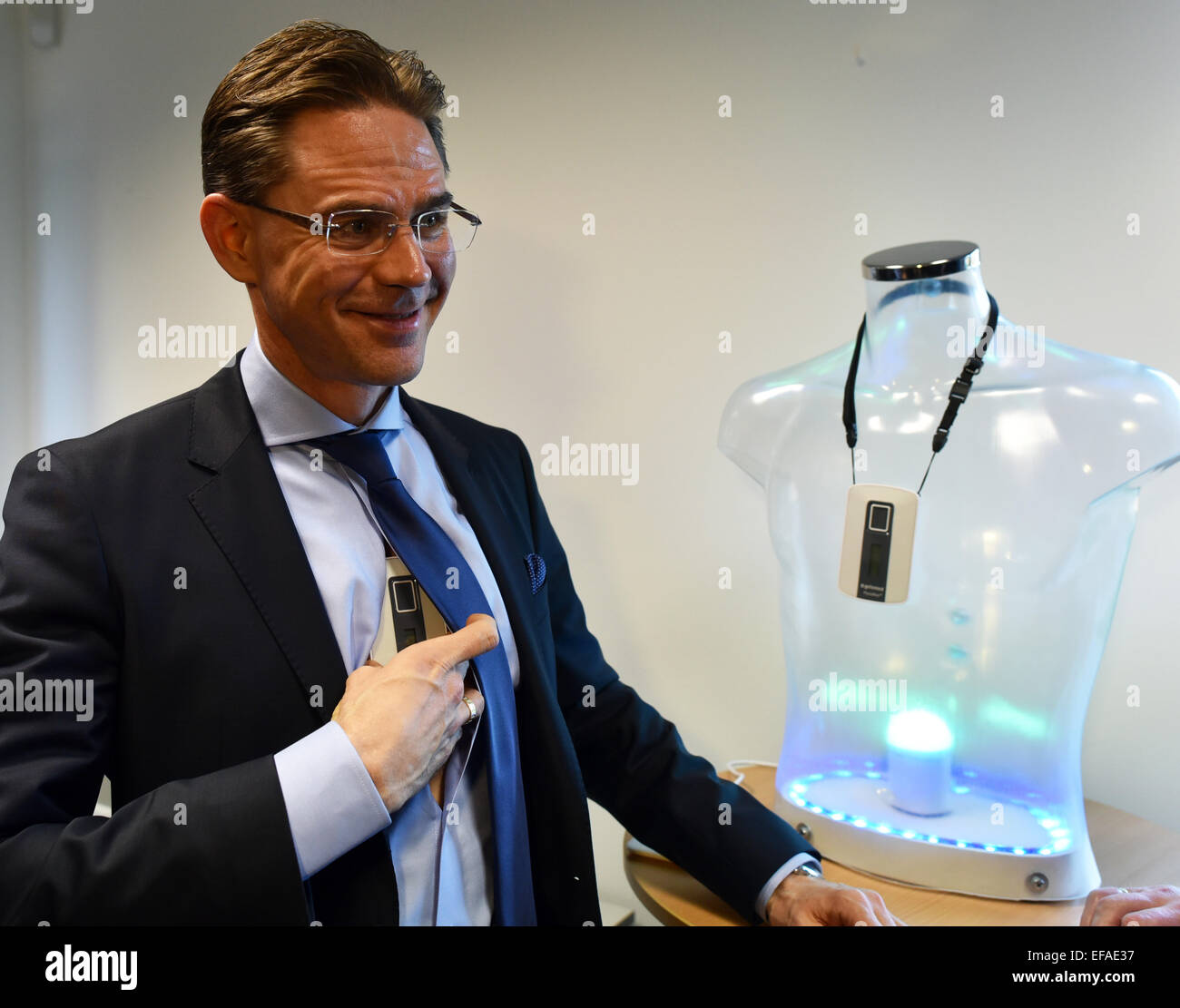 Le Vice-président de la Commission européenne Jyrki Katainen est l'essai d'un cardiofréquencemètre comme il visite l'ingénierie médicale et de la technologie 'entreprise' Getemed à Teltow, Allemagne, 29 janvier 2015. L'entreprise a été soutenue par le fonds de développement régional de l'Union européenne (FEDER) et de la banque d'investissement de l'état de Brandebourg avec 2 millions d'euros. Photo : Ralf Hirschberger/dpa Banque D'Images