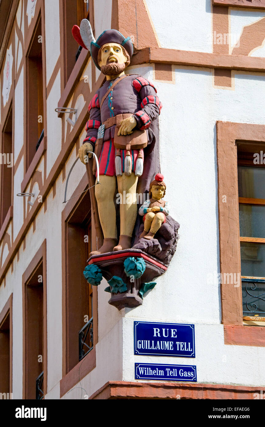 Mulhouse, Alsace, France. Statue de William Tell et de son fils Banque D'Images