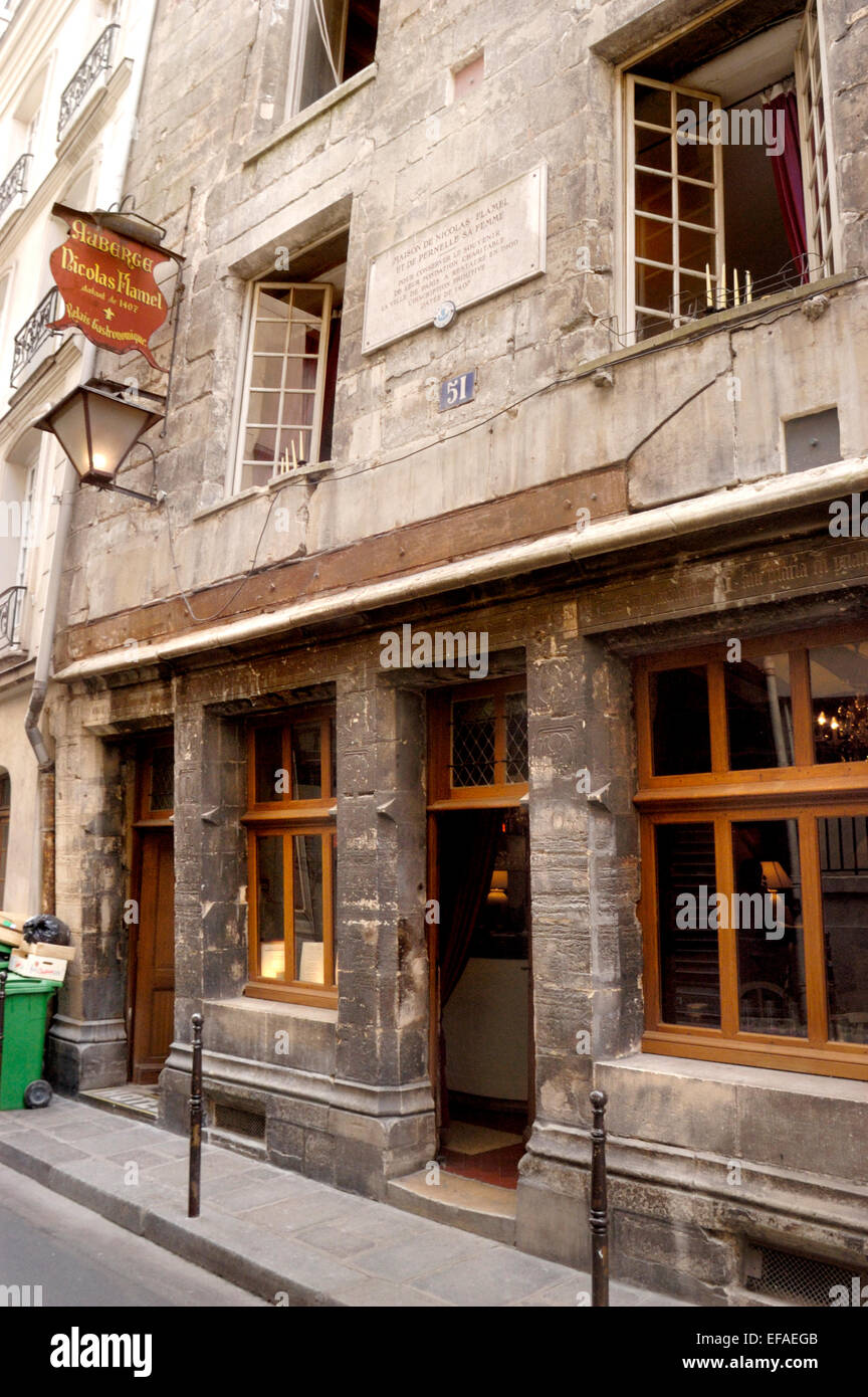 Paris, France. Maison de Nicolas Flamel au No 51 rue de Montmorency. Plus ancienne maison de Paris. Construit 1407, maintenant un restaurant. Banque D'Images