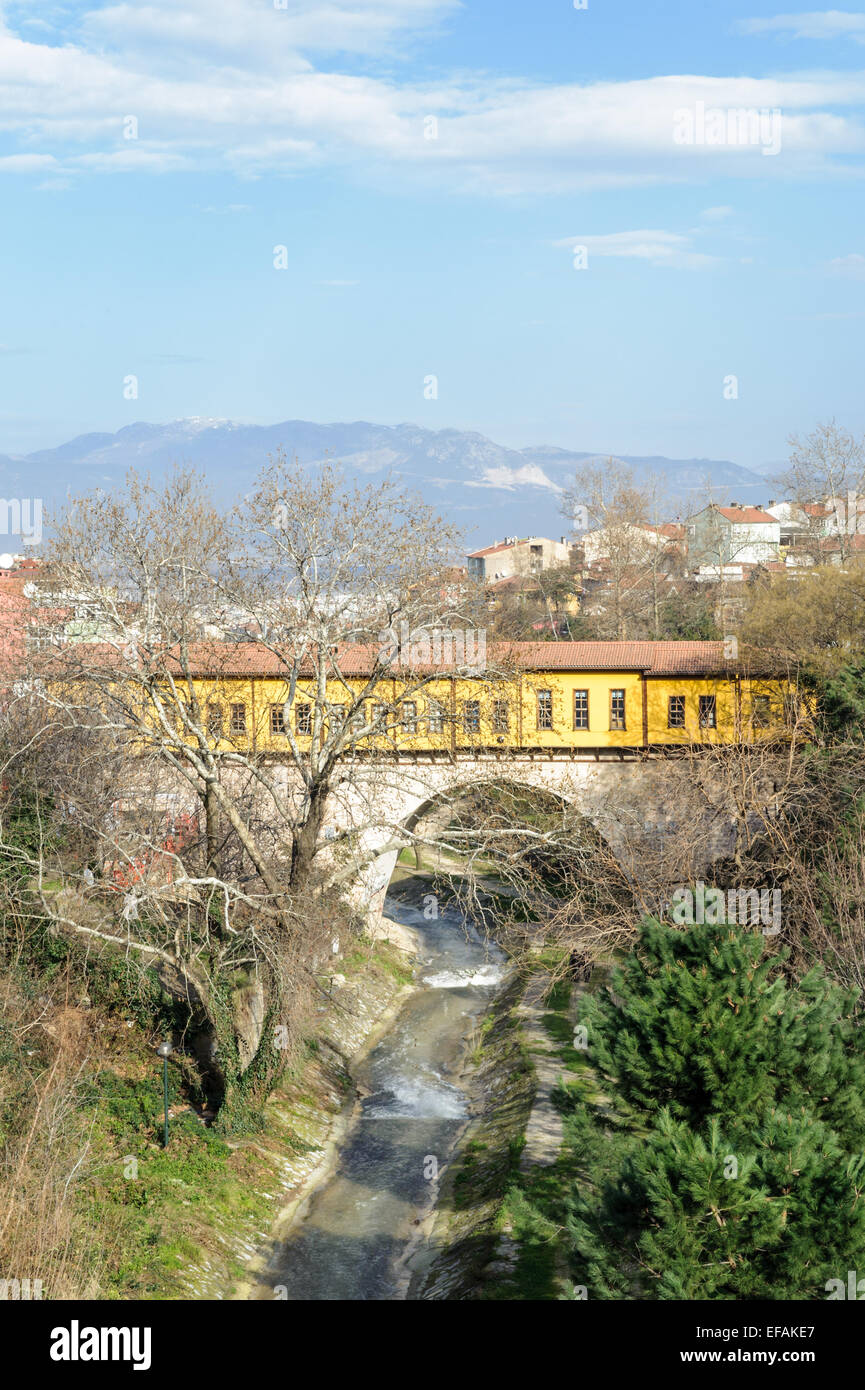 Vue d'Irgandi bridge à Bursa. Le birdge possède une architecture extraordinaire et l'accueil de main artisanat art magasins, cafés et gif Banque D'Images