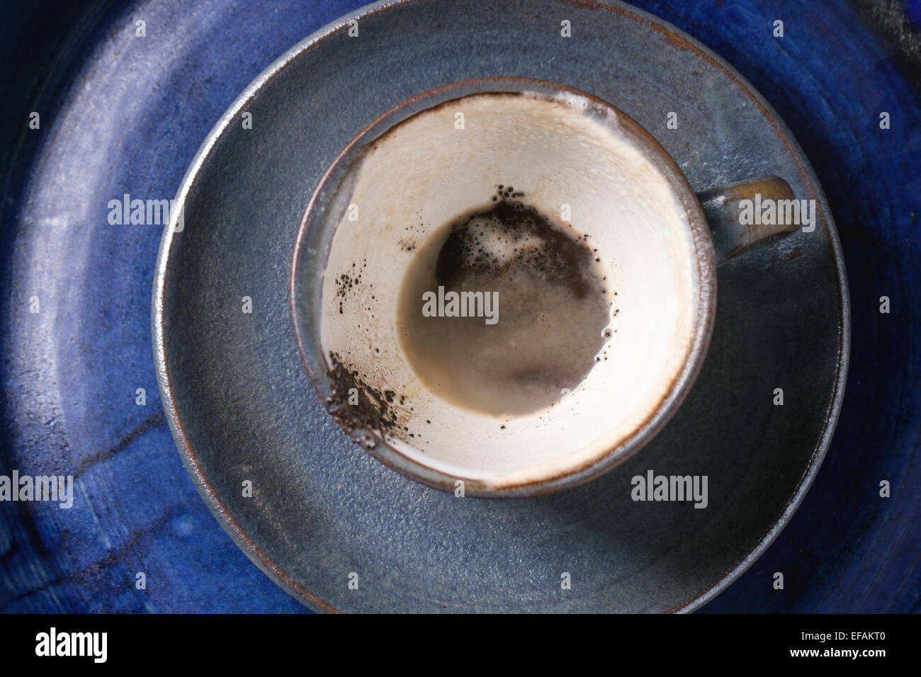 Tasse de café en céramique bleue plus de motifs en céramique bleu bac. vue d'en haut. Banque D'Images