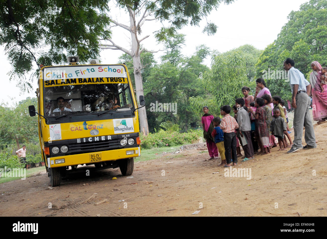 Les écoles bus visite des bidonvilles de Delhi, Inde pour fournir aux enfants des leçons de lecture et la prise en charge par le DFID et l'unicef Banque D'Images