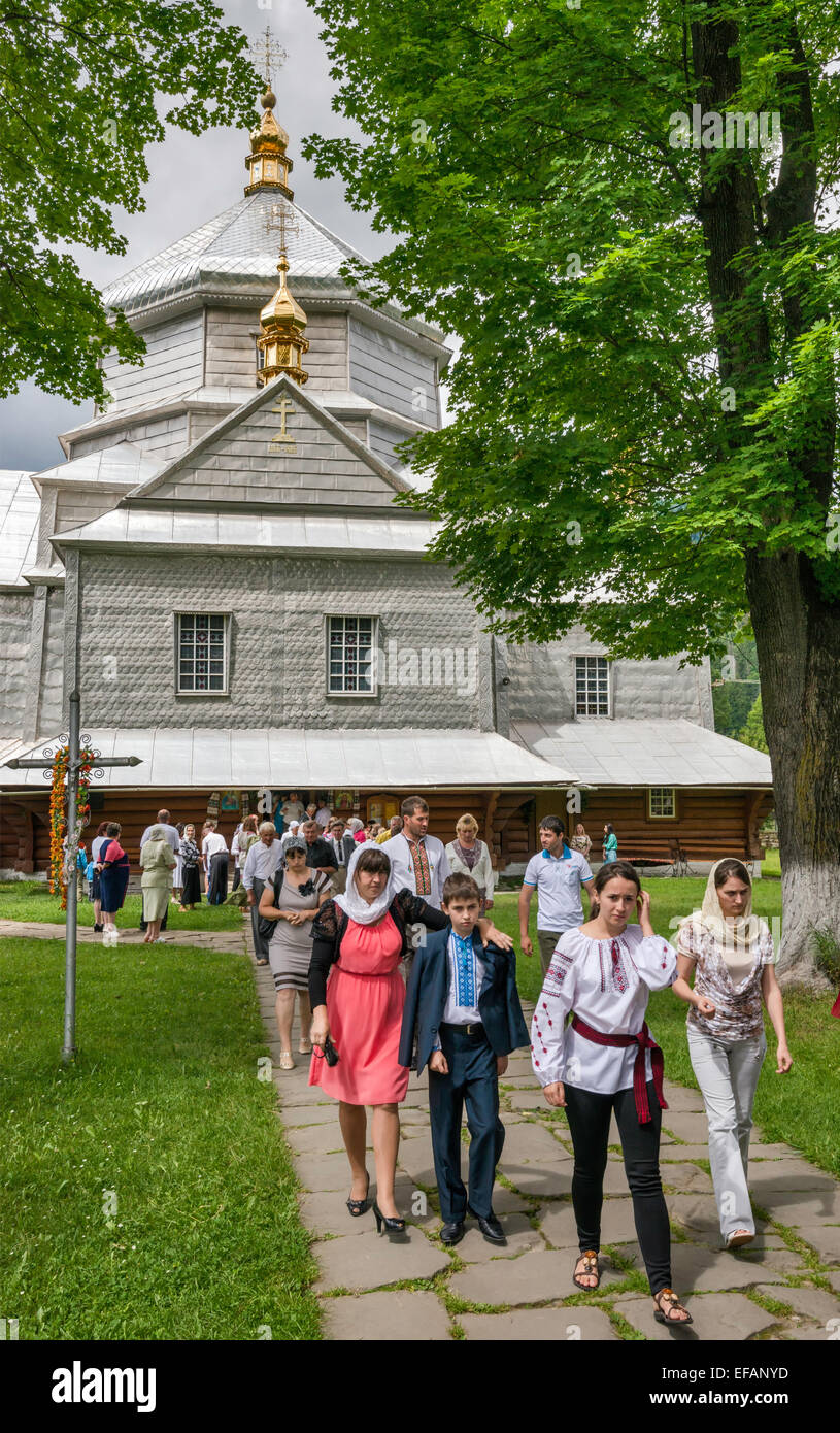 Fidèles à l'extérieur de Sainte Trinité Eglise grecque-catholique en village de Yapahuwa, près de Yaremtche, Région Hutsul, Pokuttya, Ukraine Banque D'Images