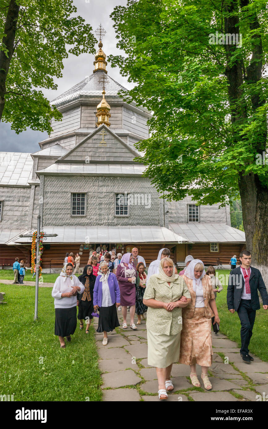 Fidèles à l'extérieur de Sainte Trinité Eglise grecque-catholique en village de Yapahuwa, près de Yaremtche, Région Hutsul, Pokuttya, Ukraine Banque D'Images