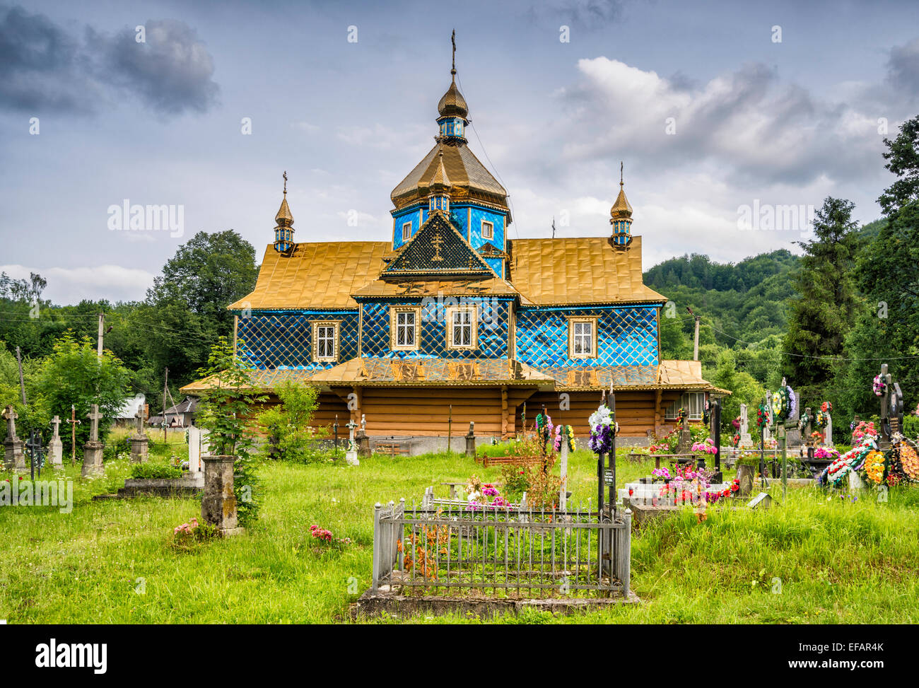 Eglise grecque-catholique et le cimetière dans le village de Horod près de Kosiv, Carpates, Région Hutsul, Pokuttya, Ukraine Banque D'Images