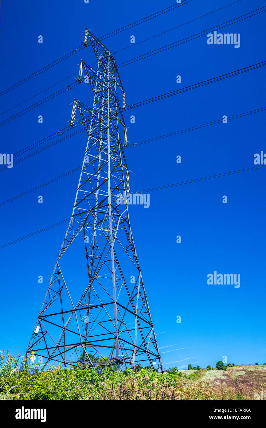 Un pylône d'électricité contre un ciel bleu. Banque D'Images