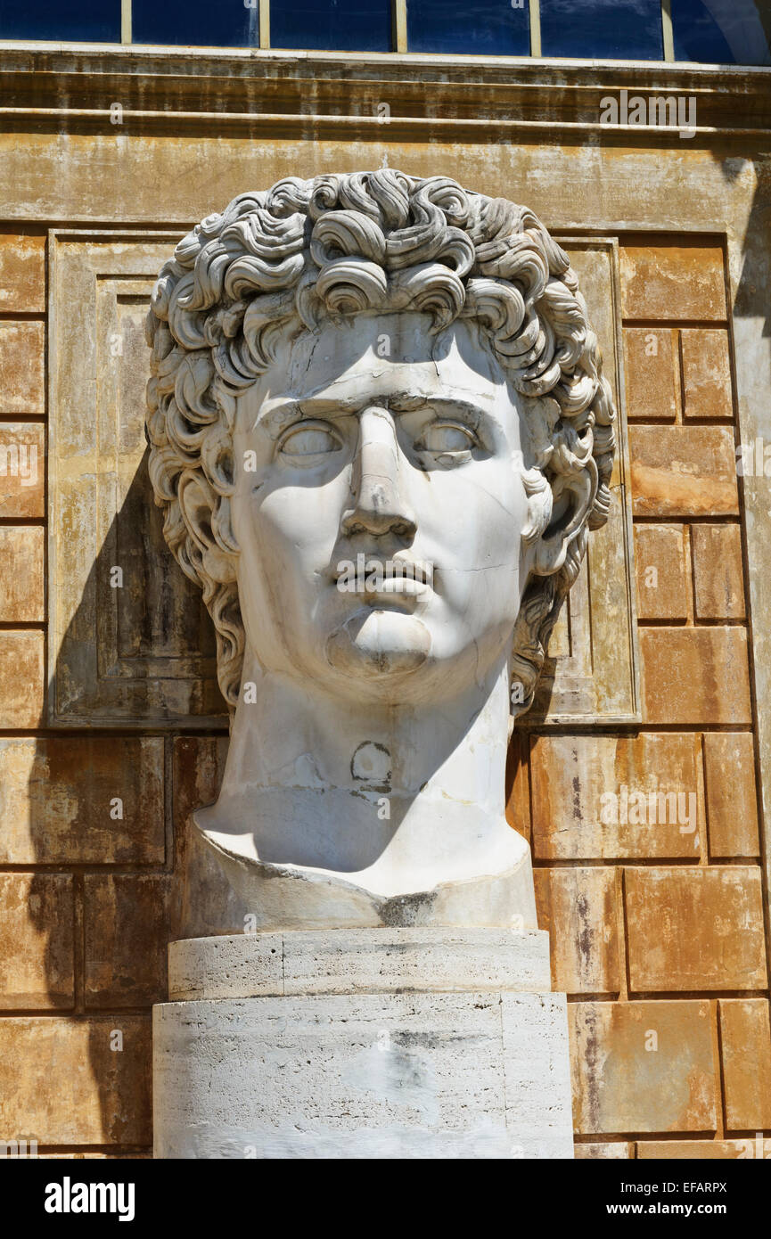 Une grosse tête en marbre statue de Jules César dans le jardin du musée du Vatican, Rome, Italie. Banque D'Images