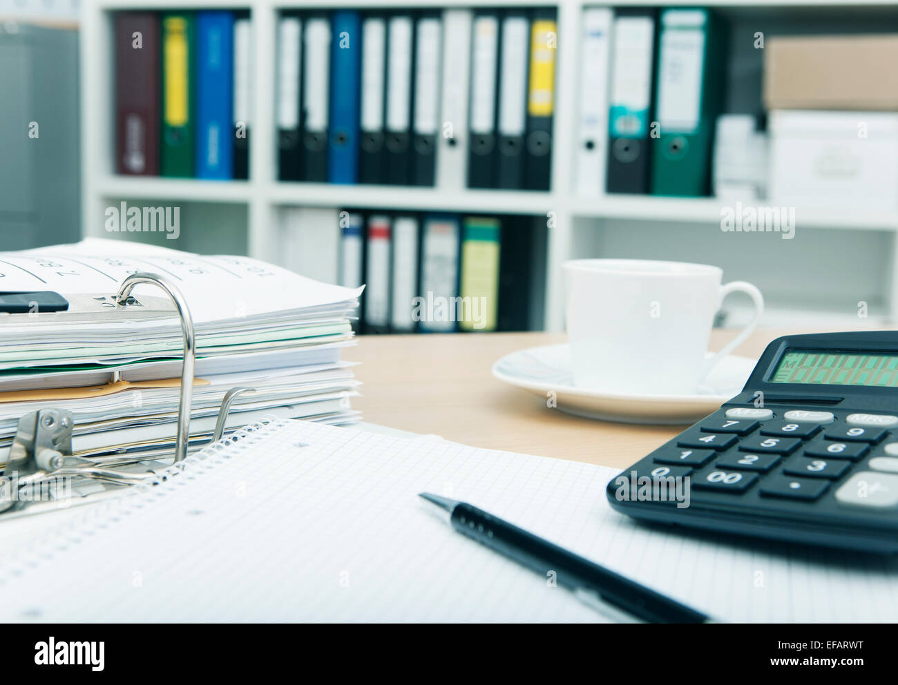 24 dans un bureau avec des fichiers et calculatrice Banque D'Images