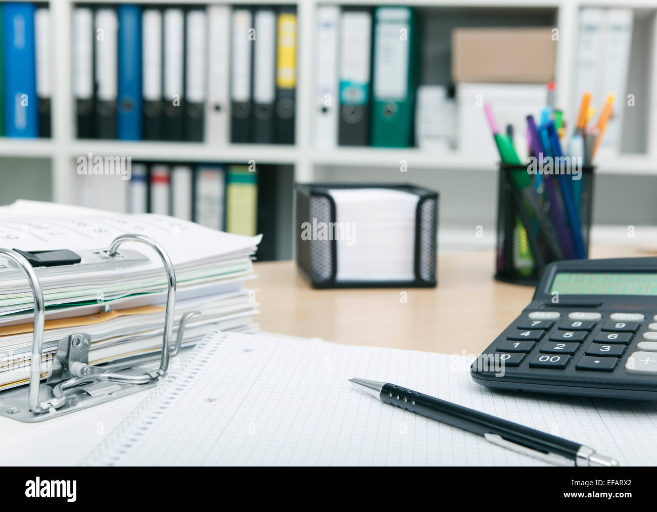 24 dans un bureau avec des fichiers et calculatrice Banque D'Images