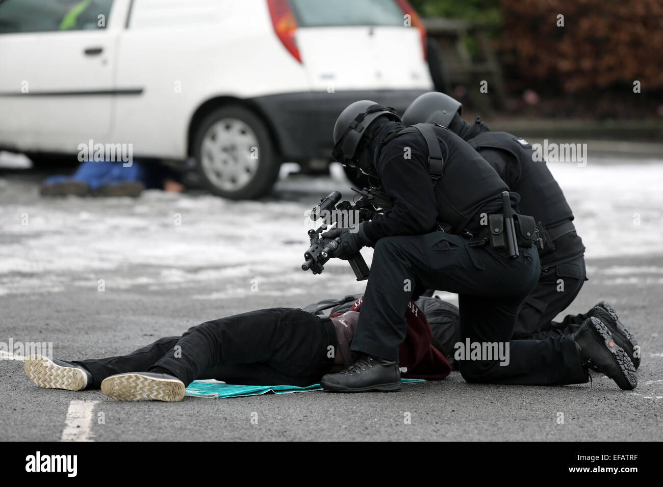 Les agents de police armés sur un exercice d'entraînement à Cleveland, au Royaume-Uni. Banque D'Images