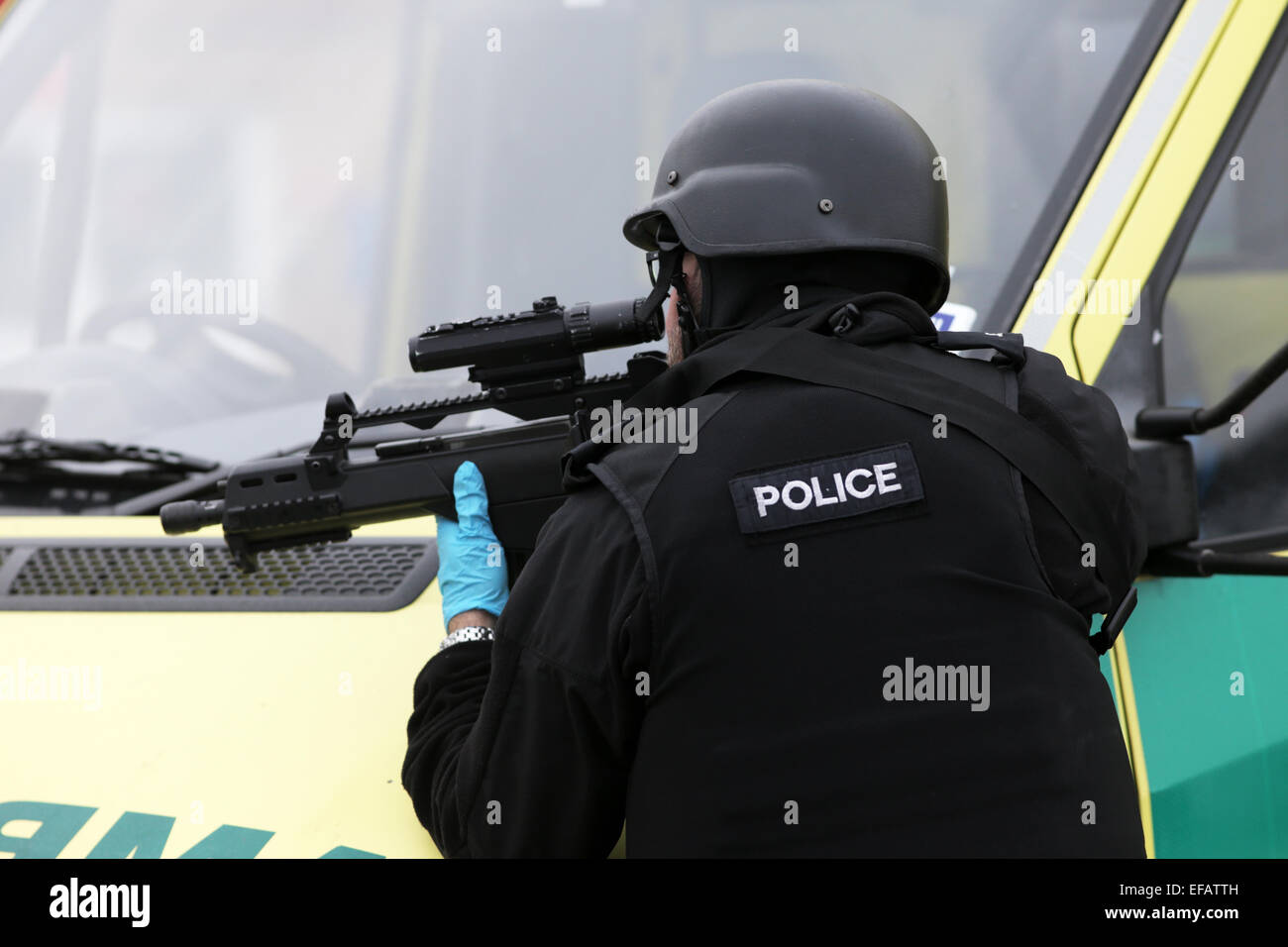 Un agent de police à un exercice d'entraînement à Cleveland, au Royaume-Uni. Banque D'Images