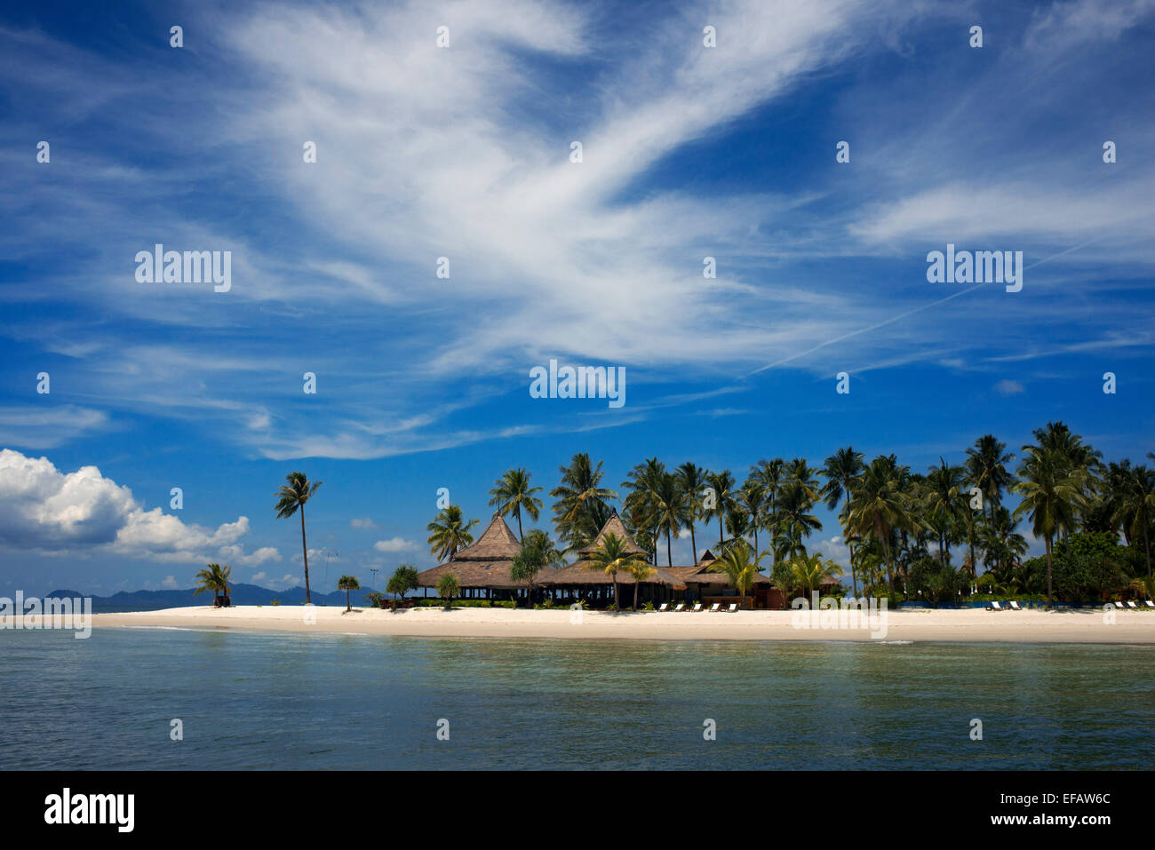 Hôtel sur une plage bordée de palmiers, Koh Mook Sivalai Beach Resort Hotel, île de Ko Muk ou , la Thaïlande, en Asie du sud-est, en Asie. Sivalai Banque D'Images