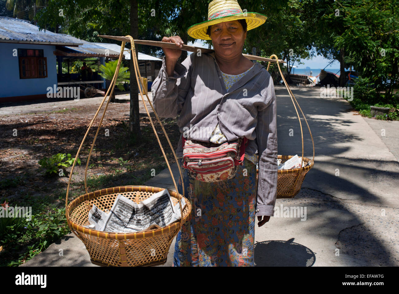 Femme poisson colporteur. Gypsy village de pêche. Koh Mook (Muk) est une petite île rocheuse au large de la côte de la province de Trang. Sur l'est s Banque D'Images