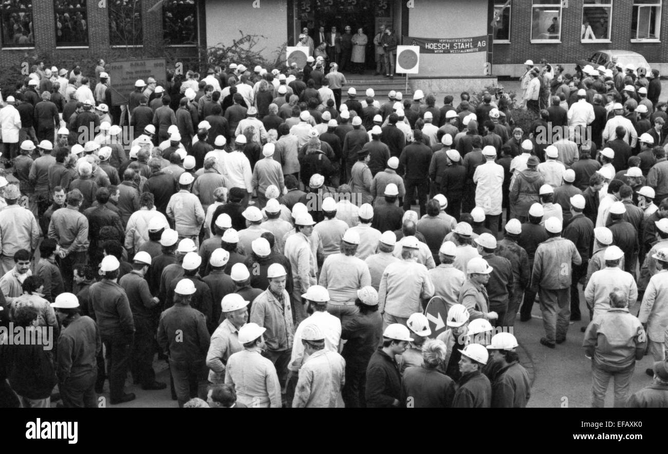 Syndicat IG Metall insiste sur sa demande pour une augmentation de salaire avec une grève d'avertissement à Westfalenhuette Hoesch AG en 1988. Photo : le 20 janvier 1988. Banque D'Images
