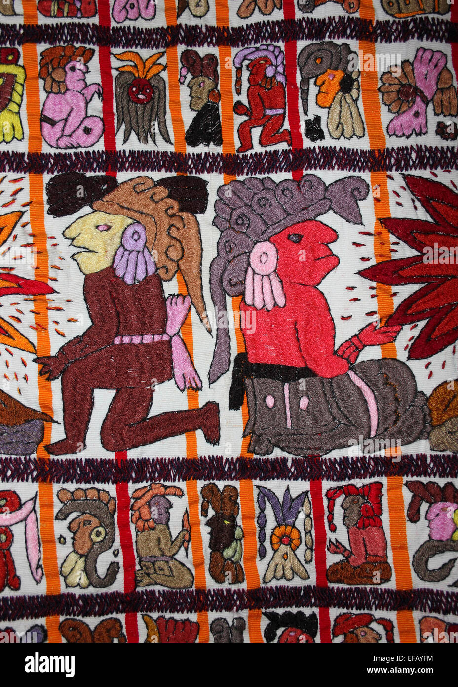 Tissu brodé de guatémaltèque moderne dieux mayas et les glyphes Banque D'Images