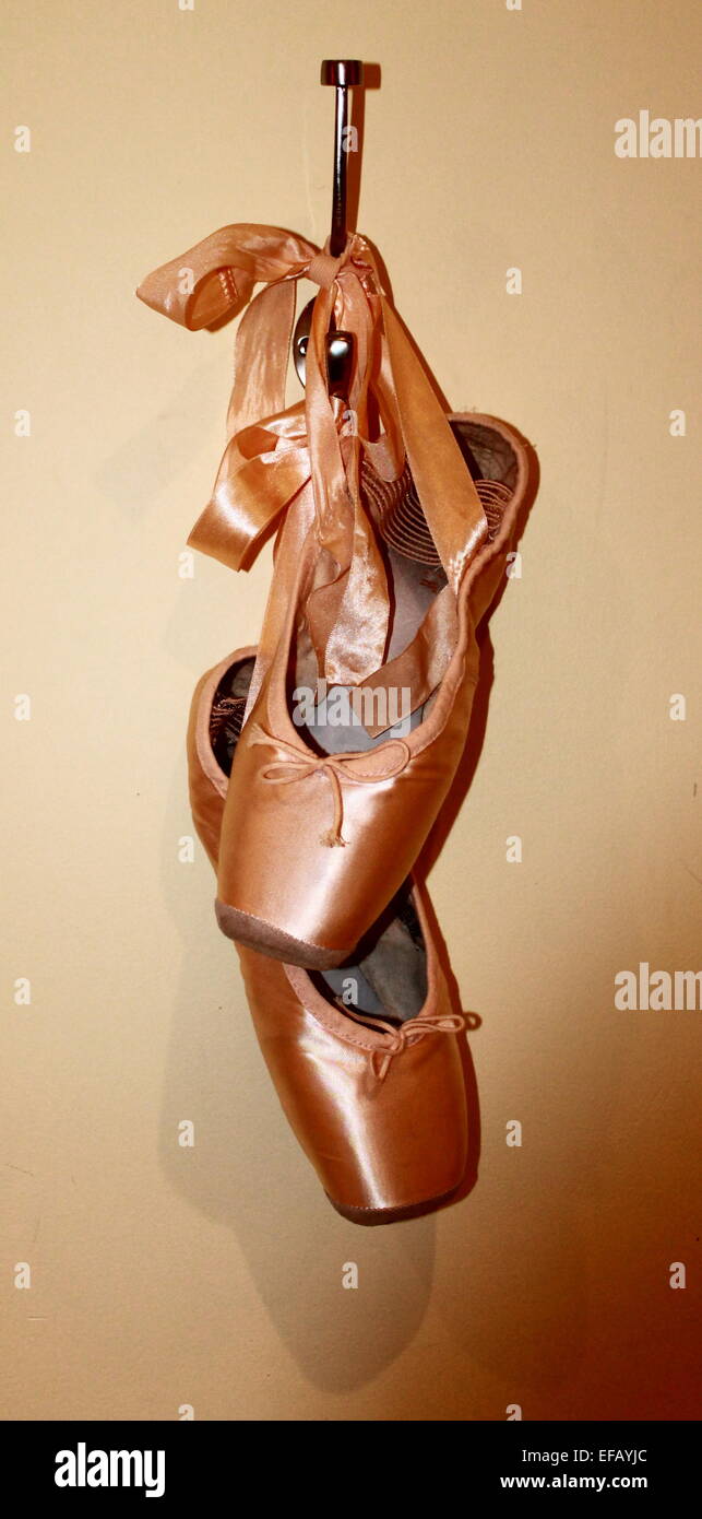 Pointe chaussures de ballet suspendu à un crochet. Banque D'Images